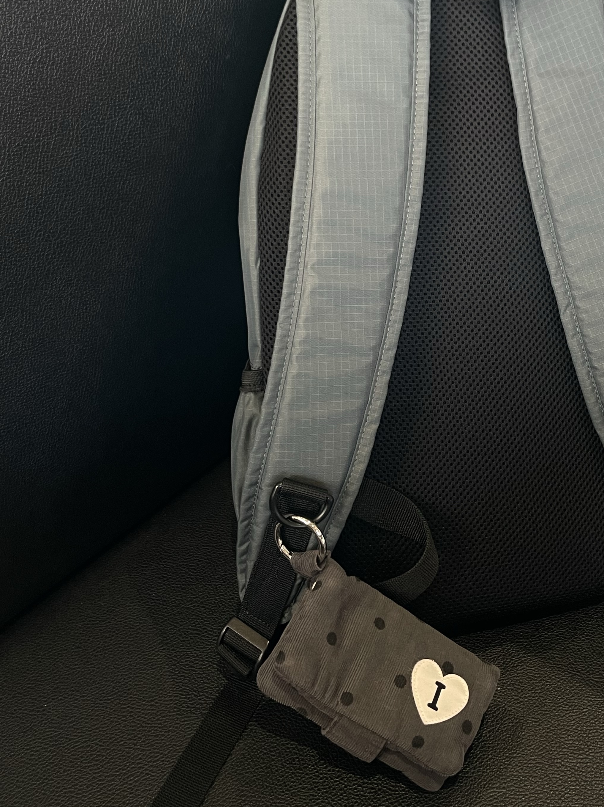 Isummerly Love Walk Backpack Charcoal 착용 스타일 - 4