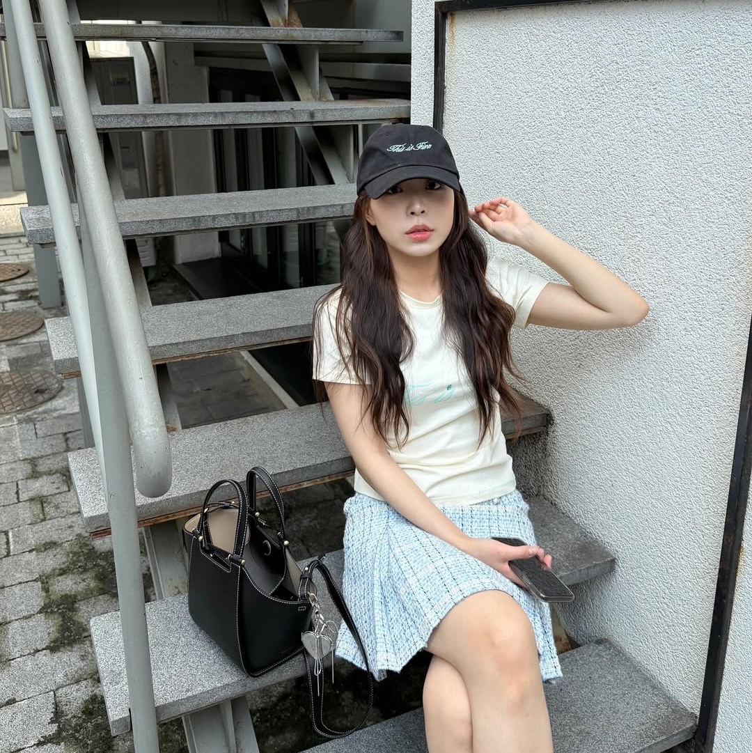 THIS IS FINE Cropped Signature Tee Cream, THIS IS FINE Signature Ball Cap Black 착용 스타일 - 9