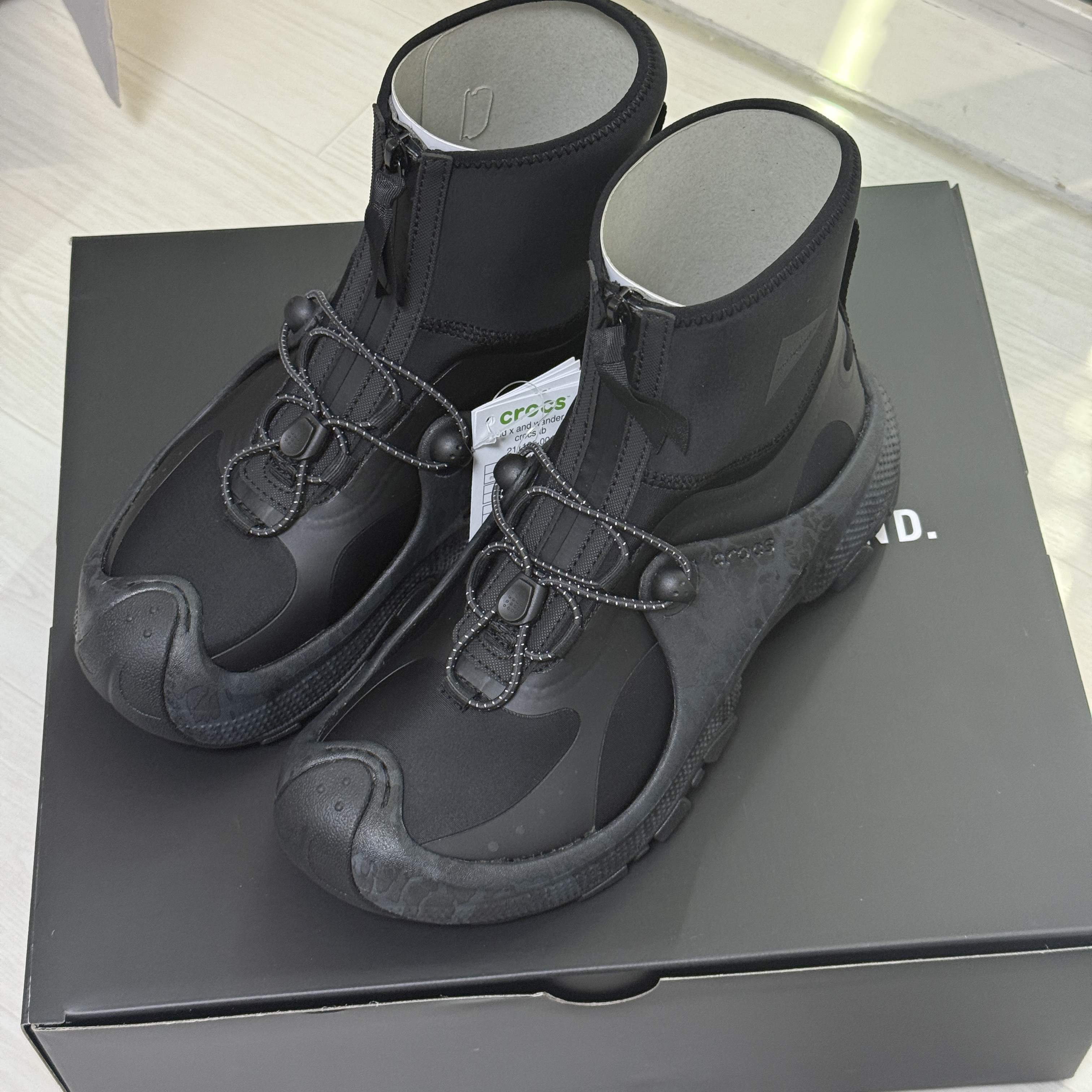 Crocs x And Wander x END. Trail Break Black 착용 스타일 - 1