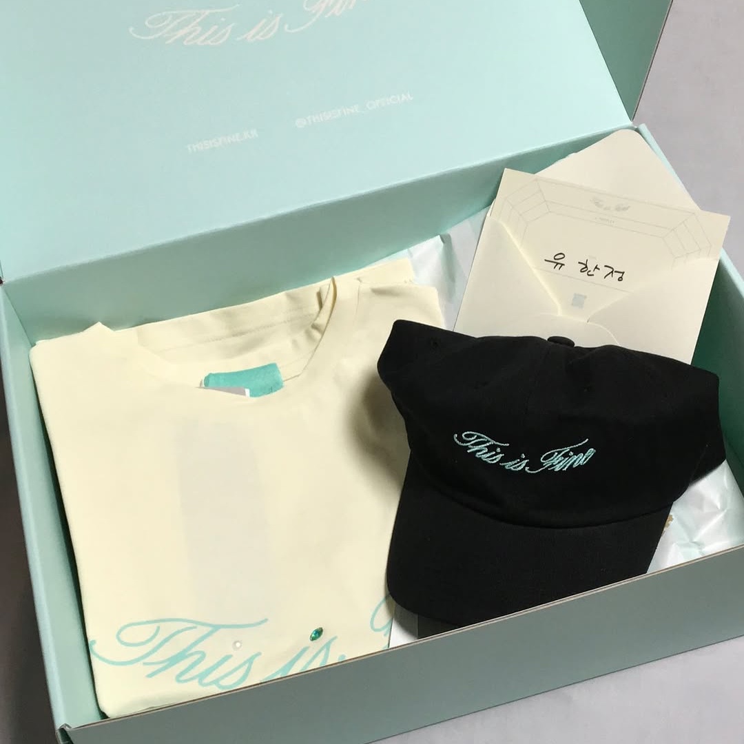 THIS IS FINE Cropped Signature Tee Cream, THIS IS FINE Signature Ball Cap Black 착용 스타일 - 3