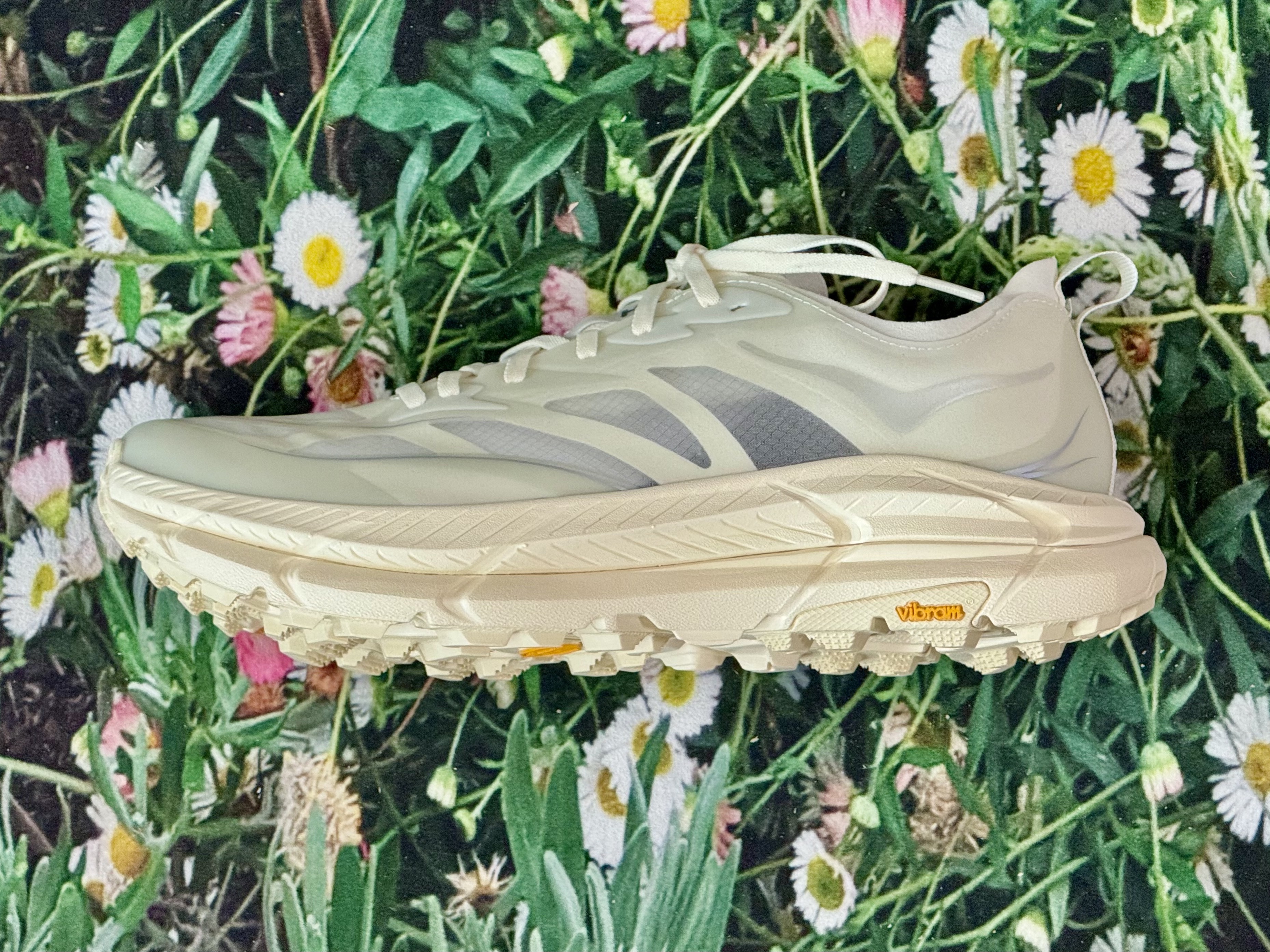 Hoka Mafate Speed 4 Lite Truffle Salt Vintage Yellow, Hoka Mafate Speed 4 Lite Black Outer Orbit 착용 스타일 - 2