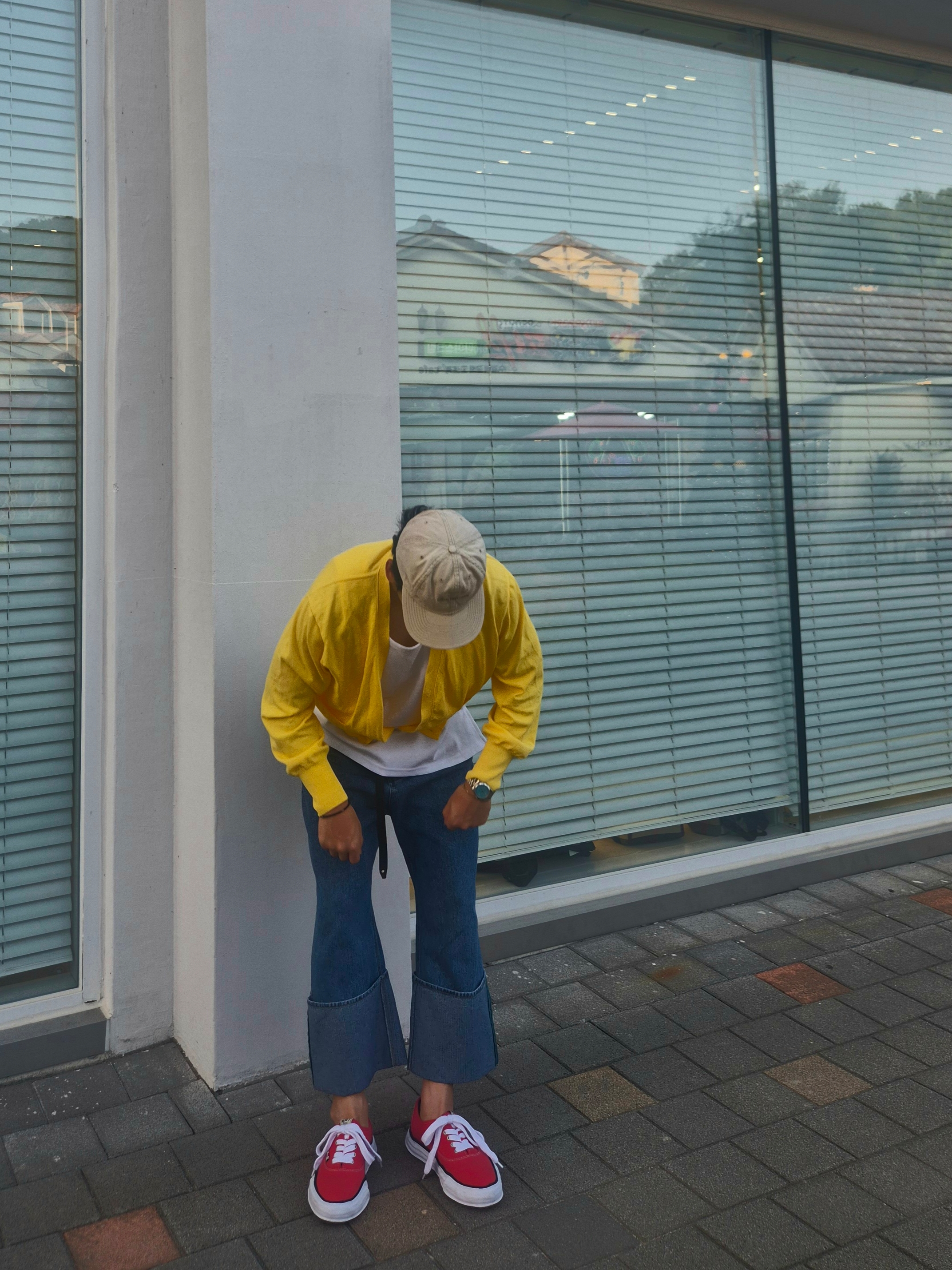 Maison Mihara Yasuhiro Baker OG Sole OD Canvas Low-top Sneakers Red, STU Stripe Denim Pants Mid Blue 착용 스타일 - 2