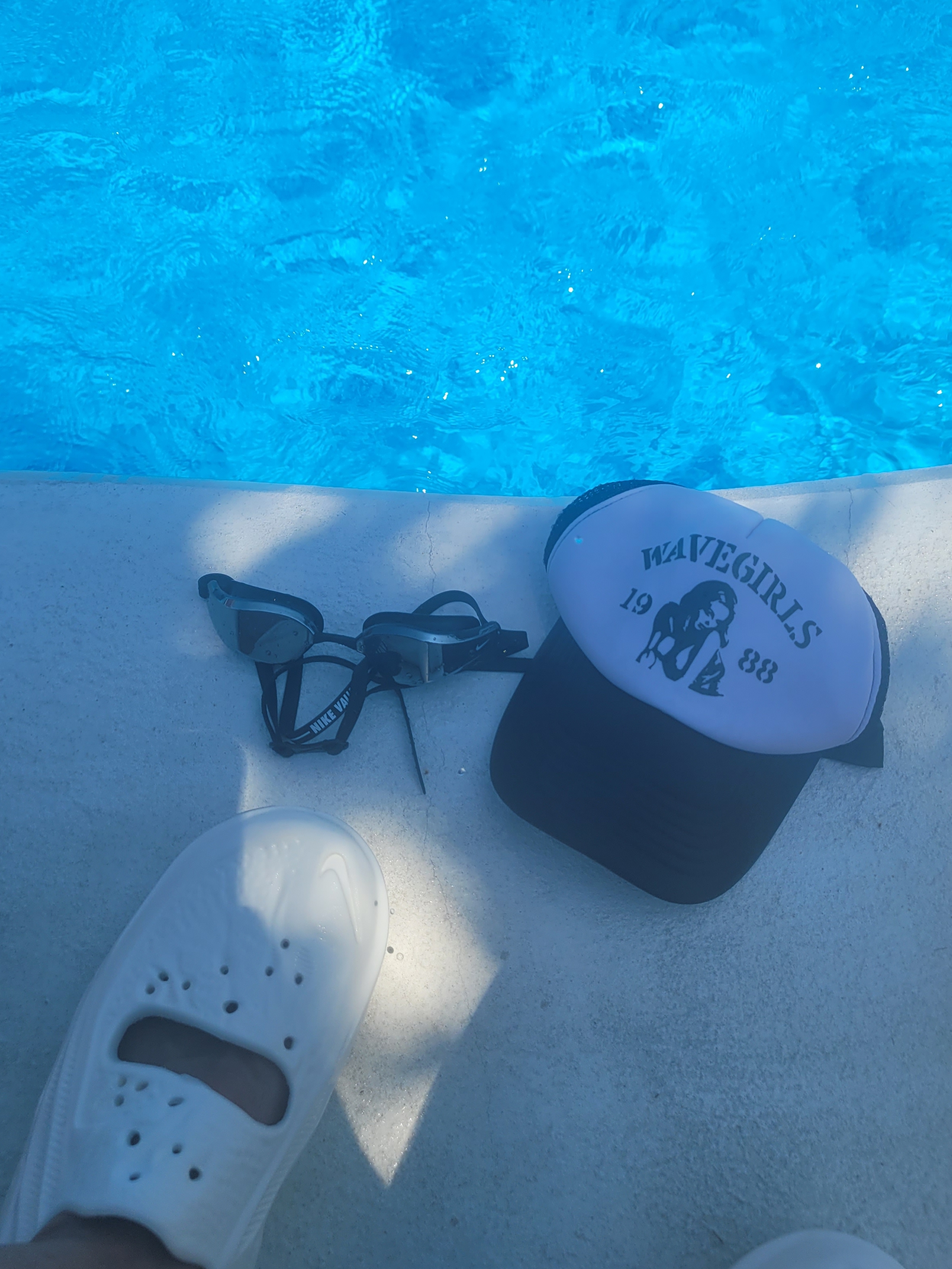 Nike ISPA Universal Natural, Nike Solid Jammer Swimsuit Black 착용 스타일 - 3