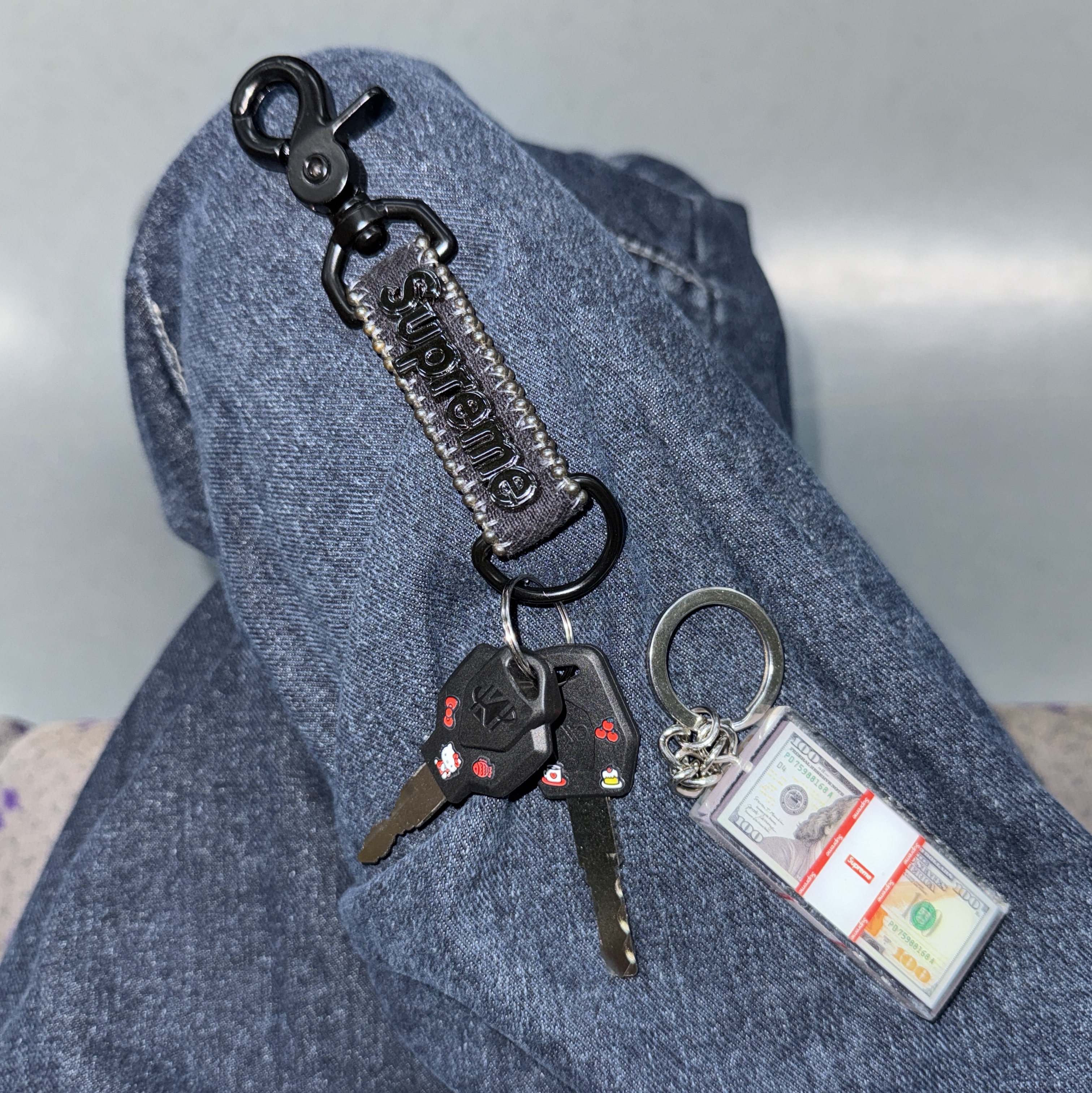 Supreme x B.B. Simon Denim Keychain Black - 25SS 착용 스타일