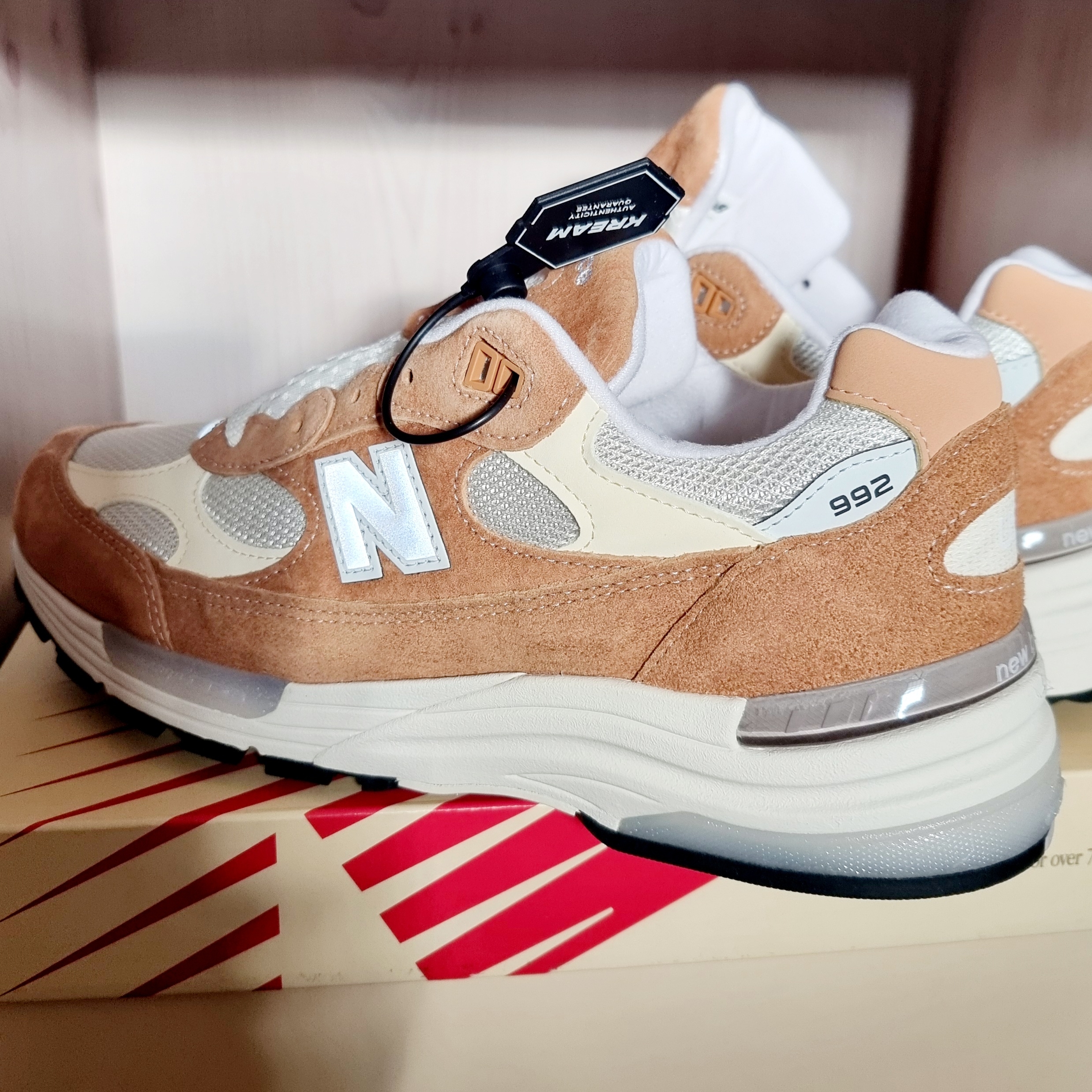 New Balance 992 Made in USA Sweet Caramel Calcium 착용 스타일 - 2