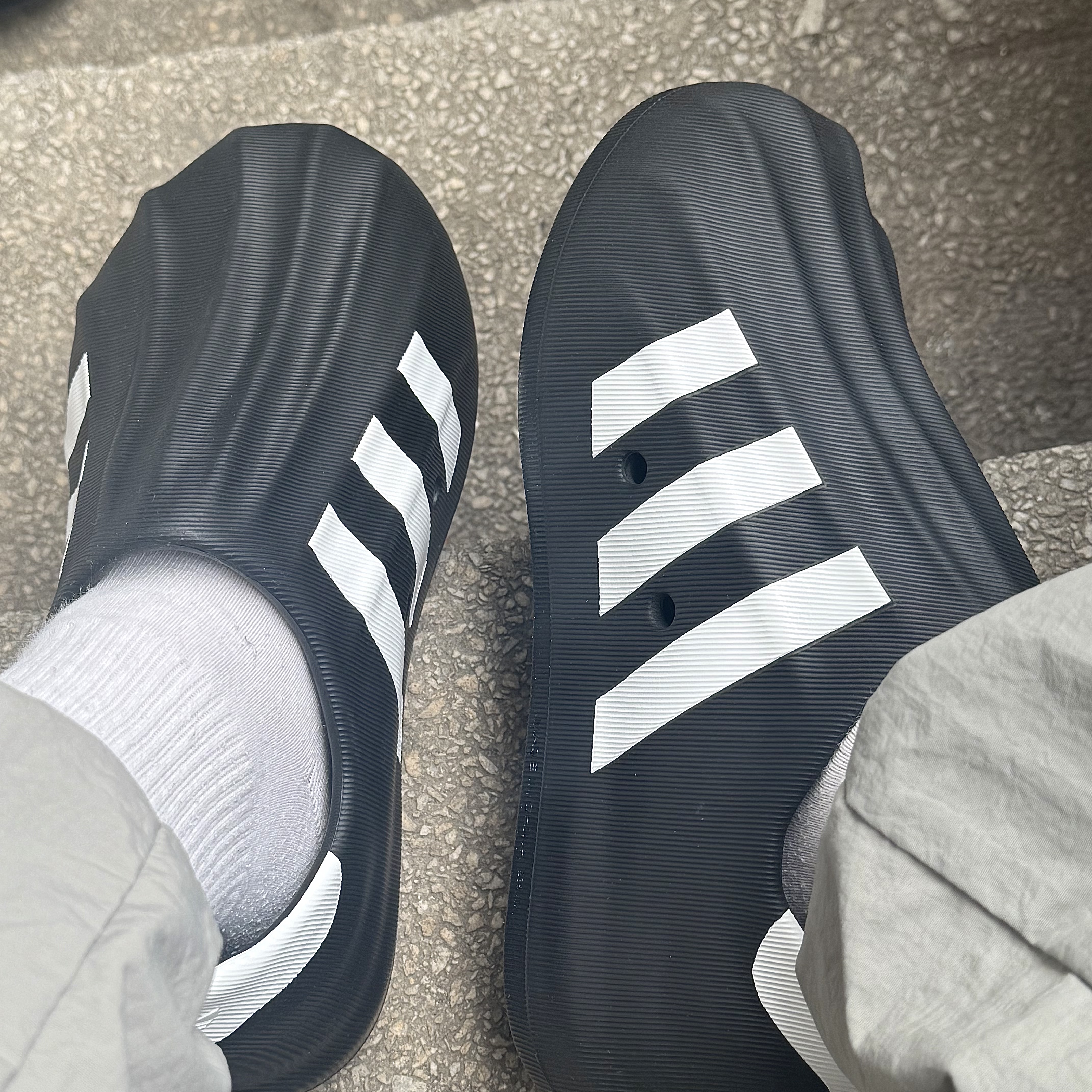 Adidas Adifom Superstar Core Black Cloud White 착용 스타일 - 1