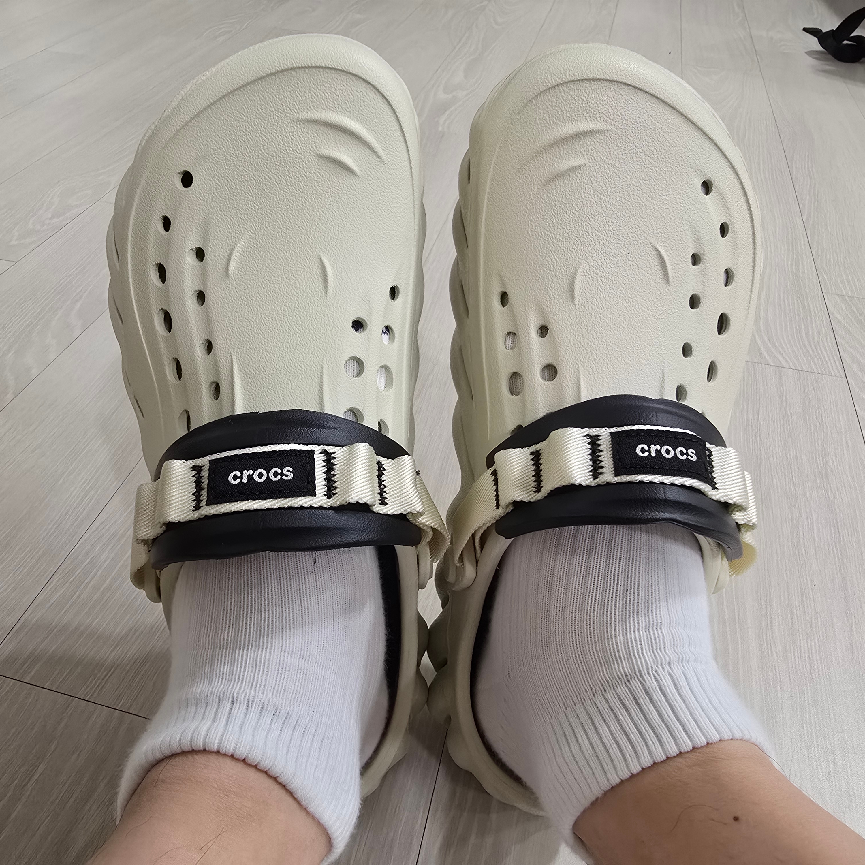 Crocs Echo Clog Bone Black 착용 스타일 - 2
