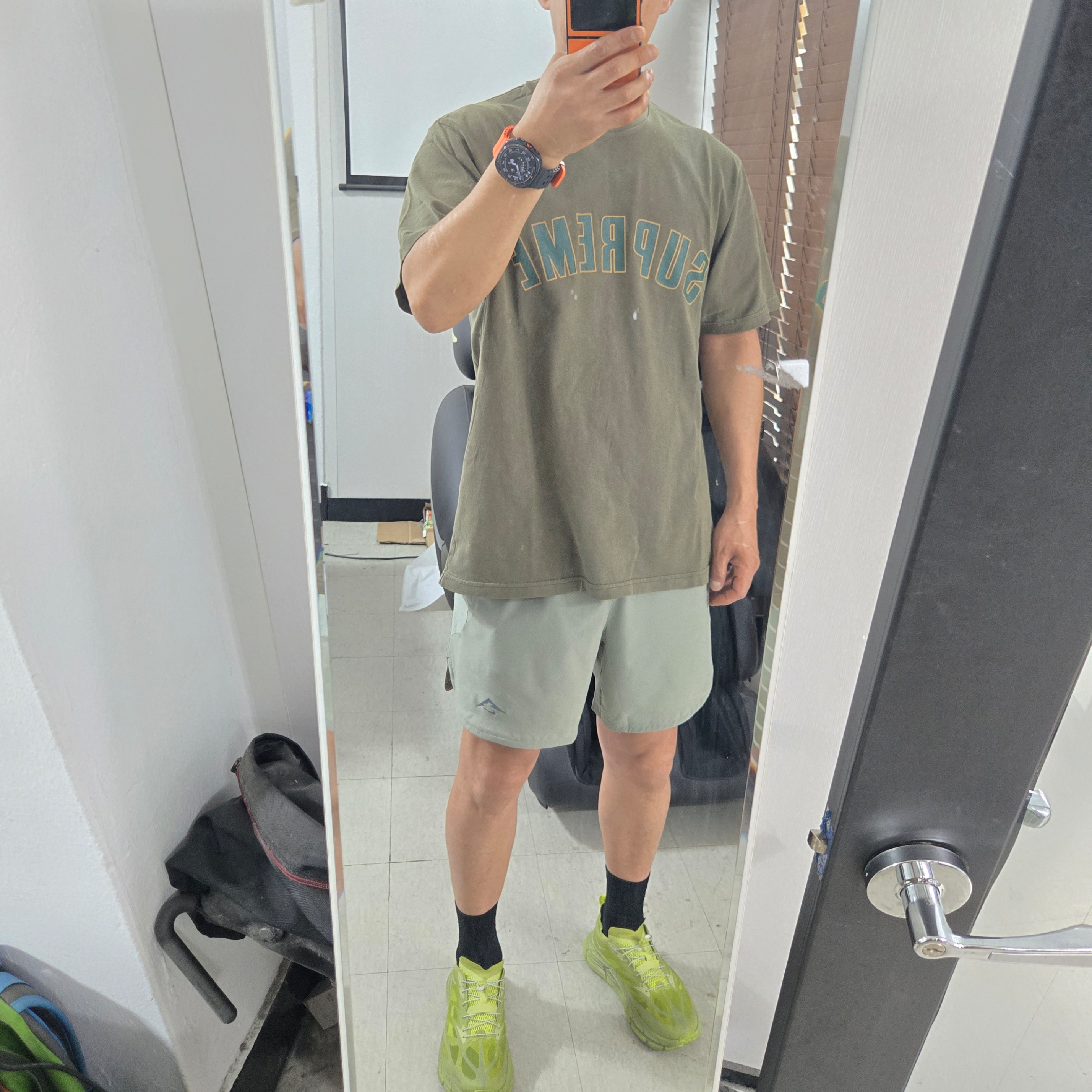 Hoka x Satisfy Mafate Speed 4 Lite Sulfur, Supreme Cracked Arc S/S Top Olive - 24SS 착용 스타일