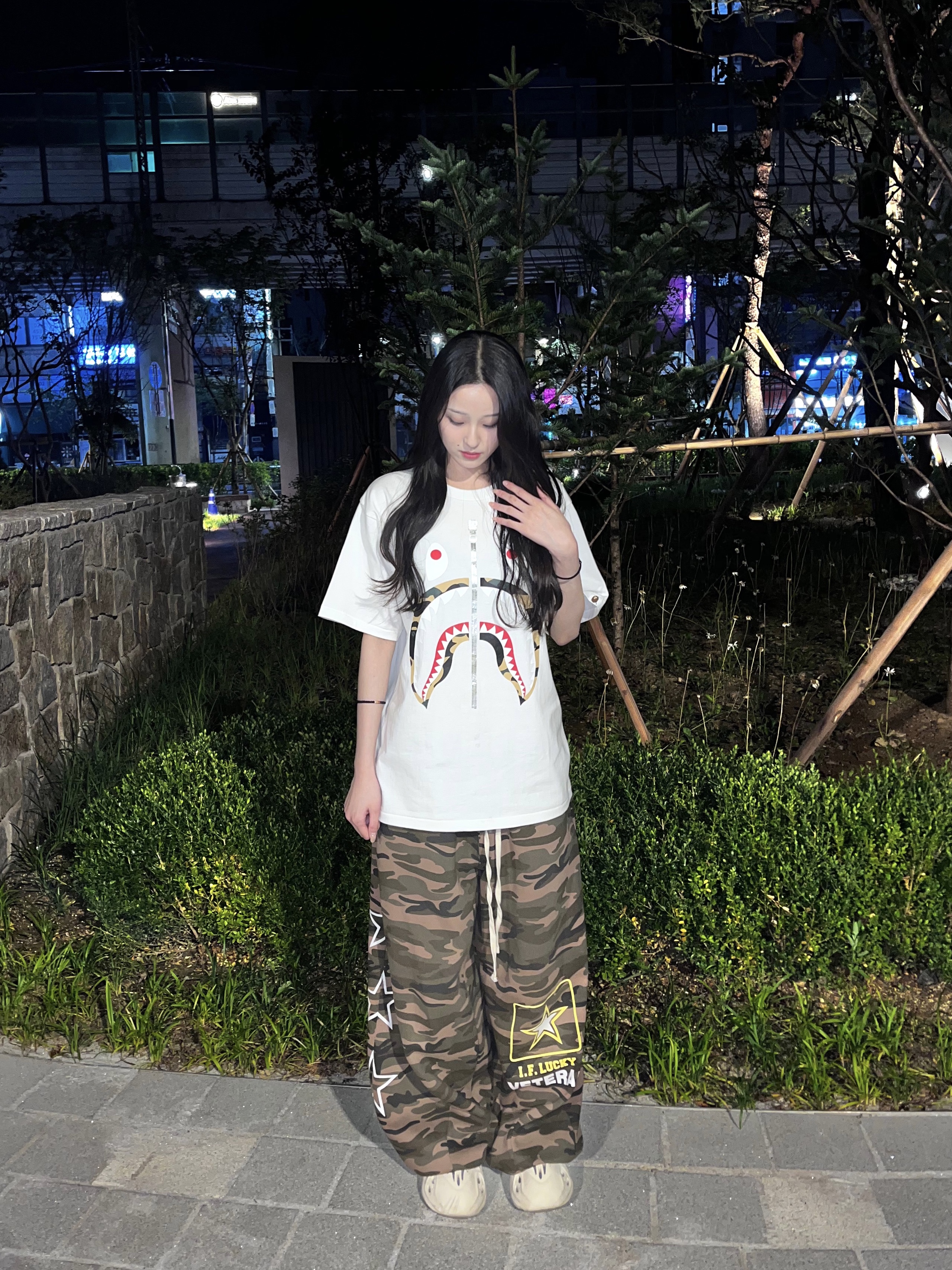 Adidas Yeezy Foam RNNR Sand 착용 스타일 - 3