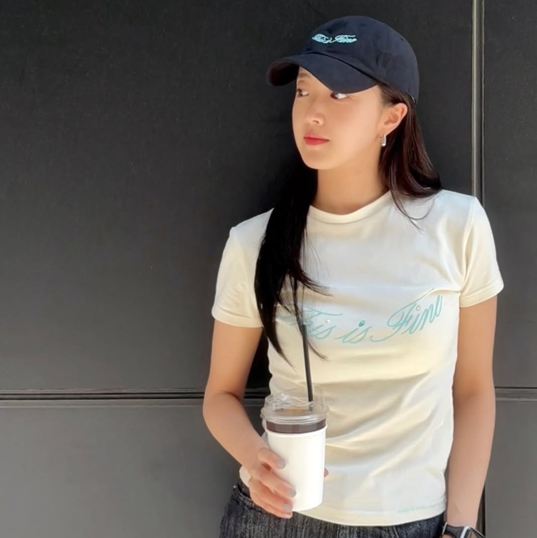 THIS IS FINE Cropped Signature Tee Cream, THIS IS FINE Signature Ball Cap Black 착용 스타일 - 3