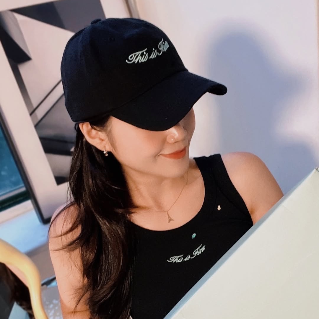 THIS IS FINE Ribbed Sleeveless Top Black, THIS IS FINE Signature Ball Cap Black 착용 스타일 - 1