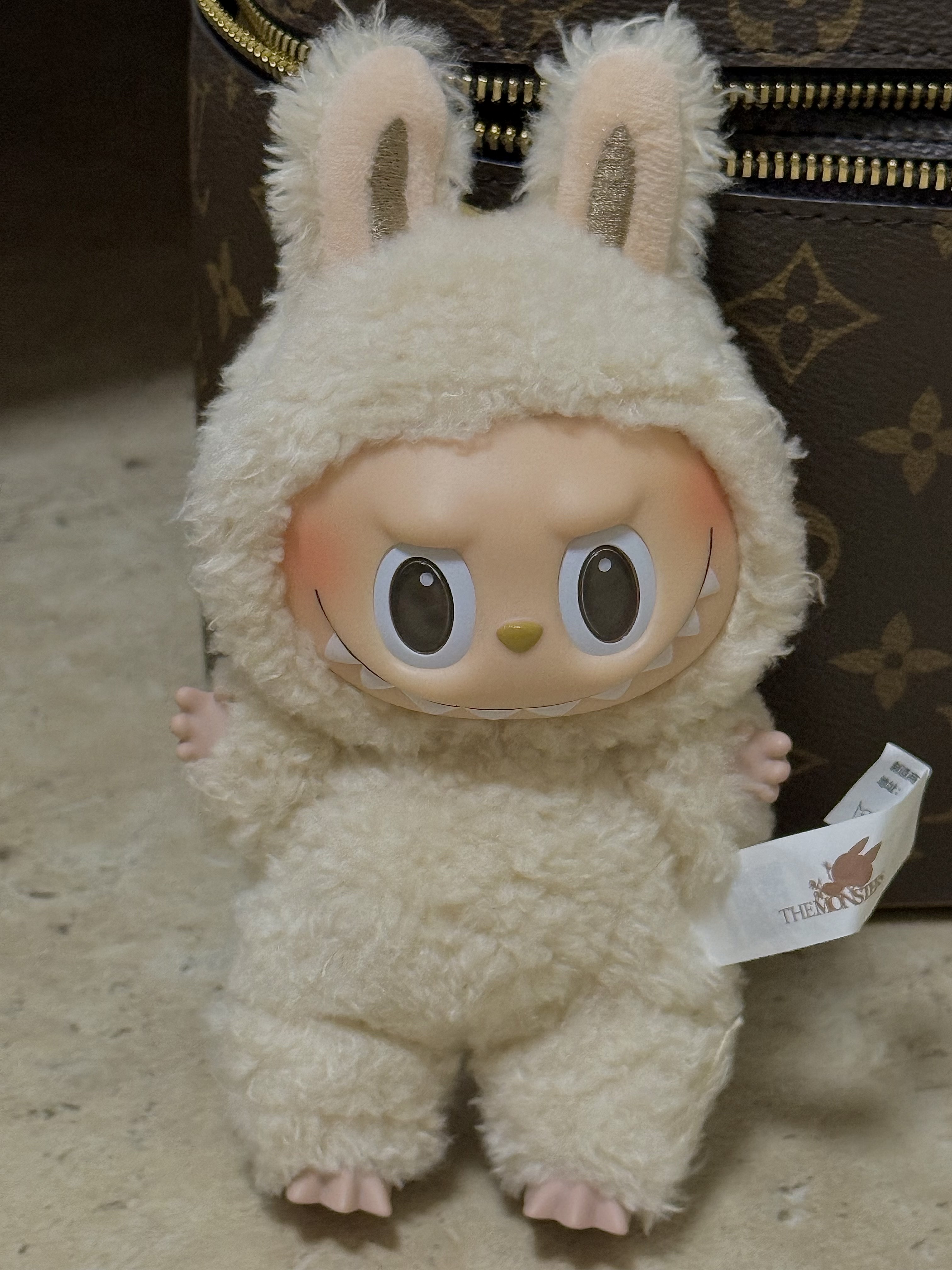 Pop Mart Labubu The Monsters Labubu Tasty Macarons Series Soymilk Keyring 착용 스타일 - 1
