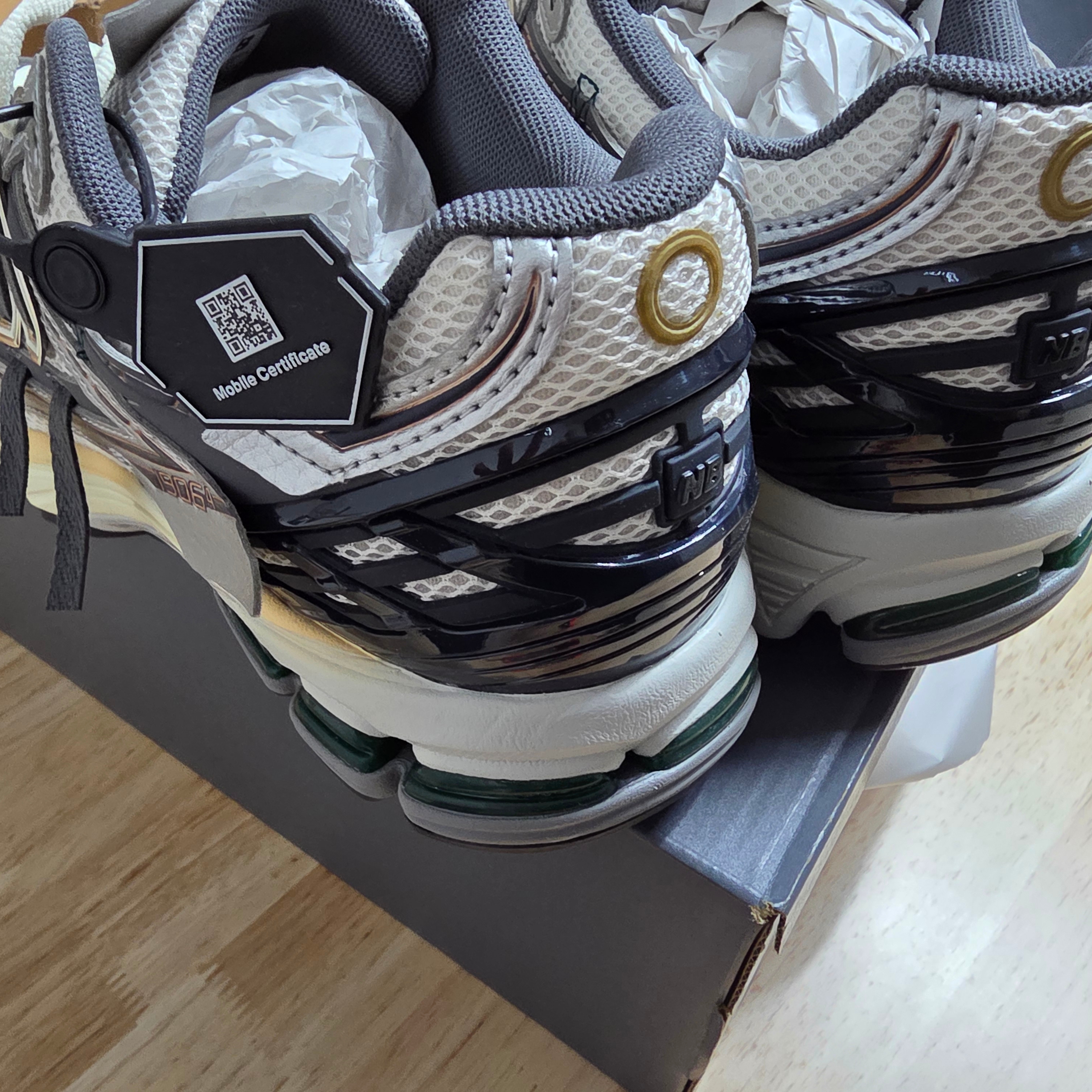 New Balance 1906A Silver Metallic Castlerock 착용 스타일