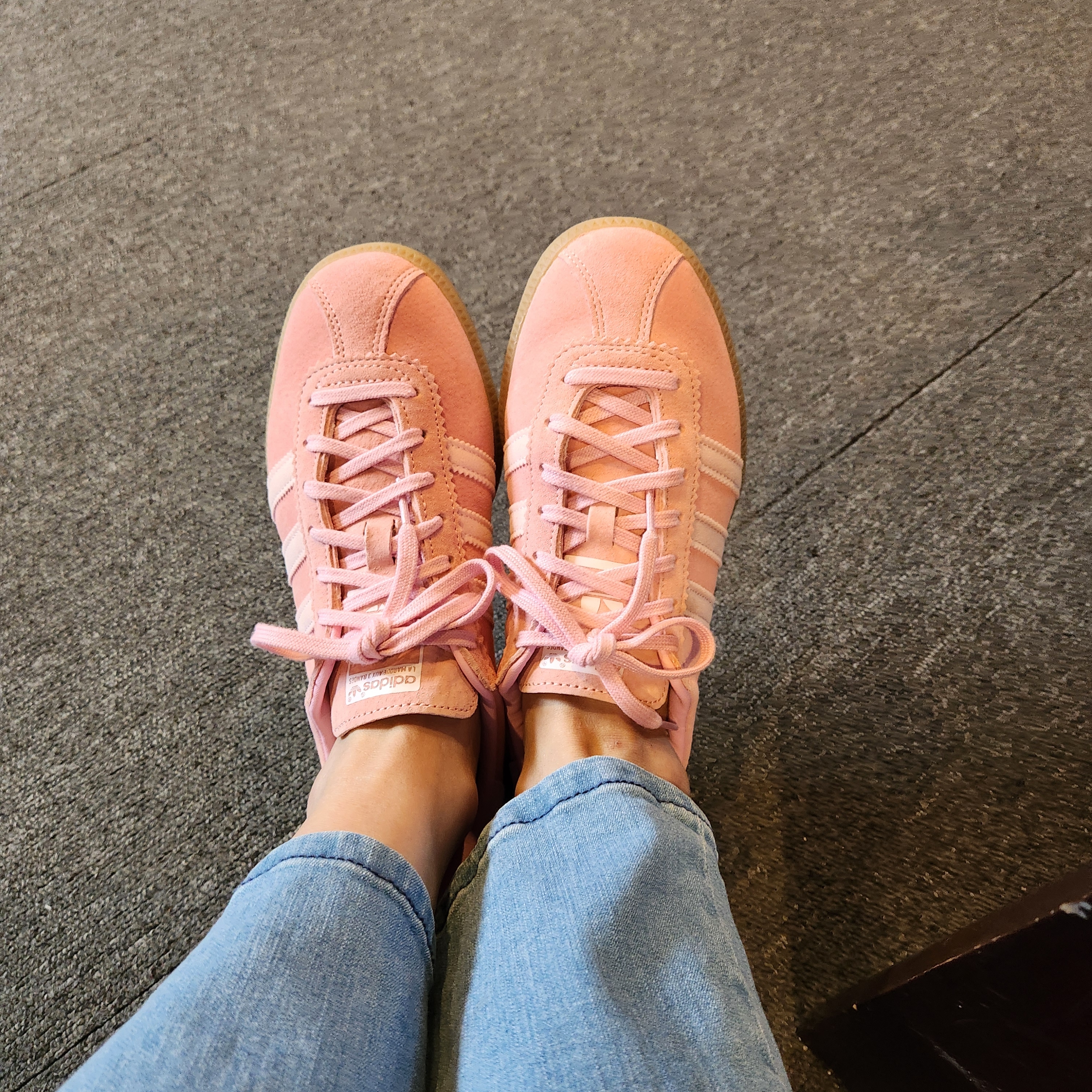 Adidas Bermuda Glow Pink 착용 스타일 - 2