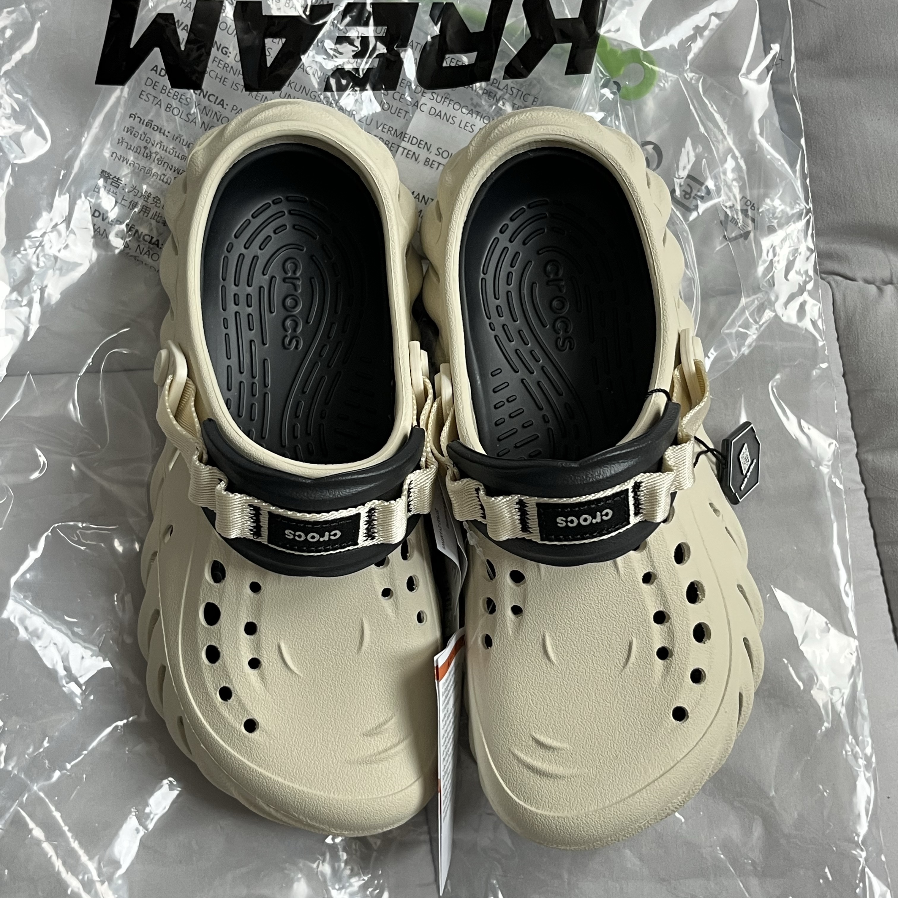 Crocs Echo Clog Bone Black 착용 스타일