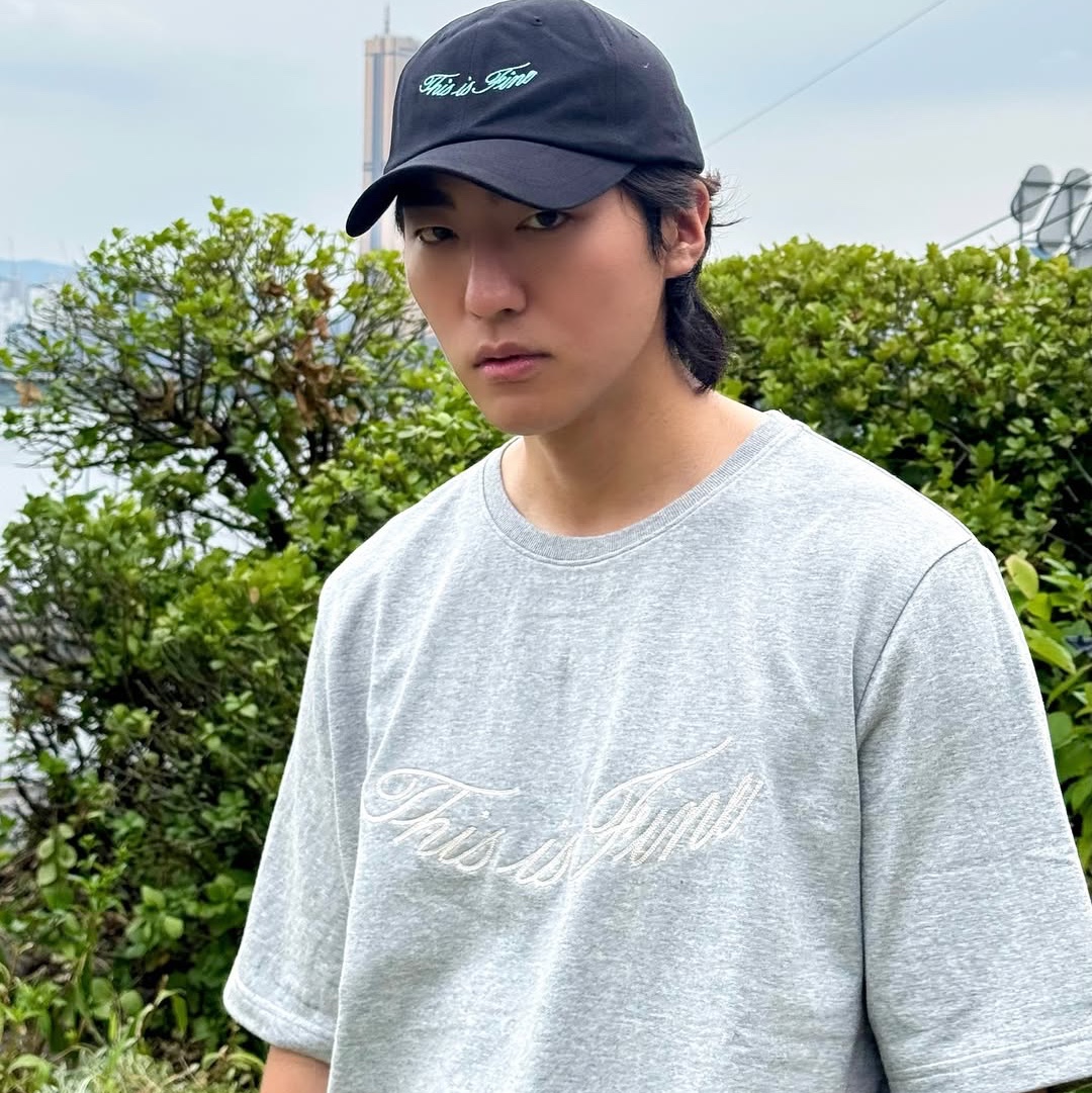 THIS IS FINE Oversized Signature Tee Sportif Gray, THIS IS FINE Signature Ball Cap Black 착용 스타일 - 3