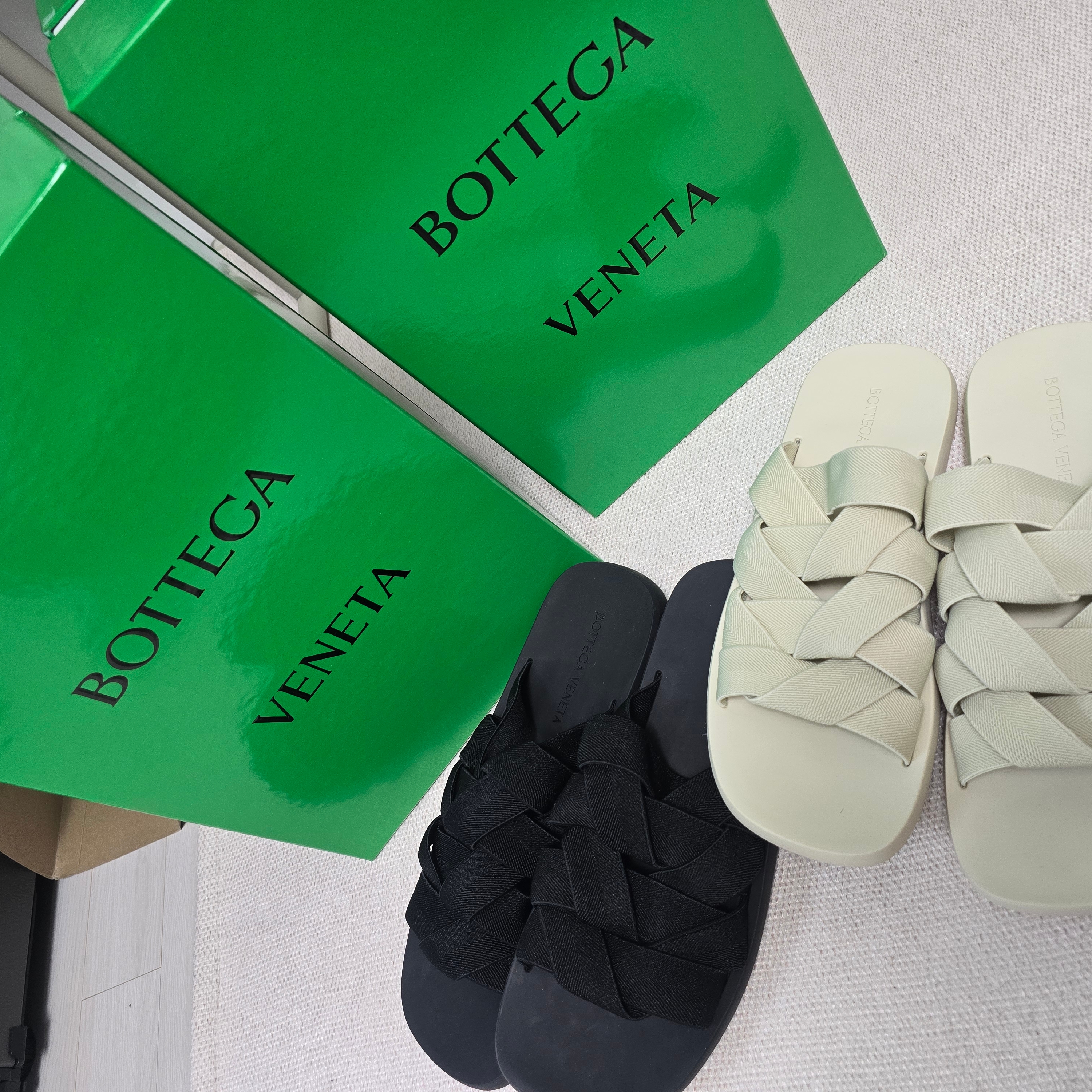 Bottega Veneta Plat Mule Black 착용 스타일