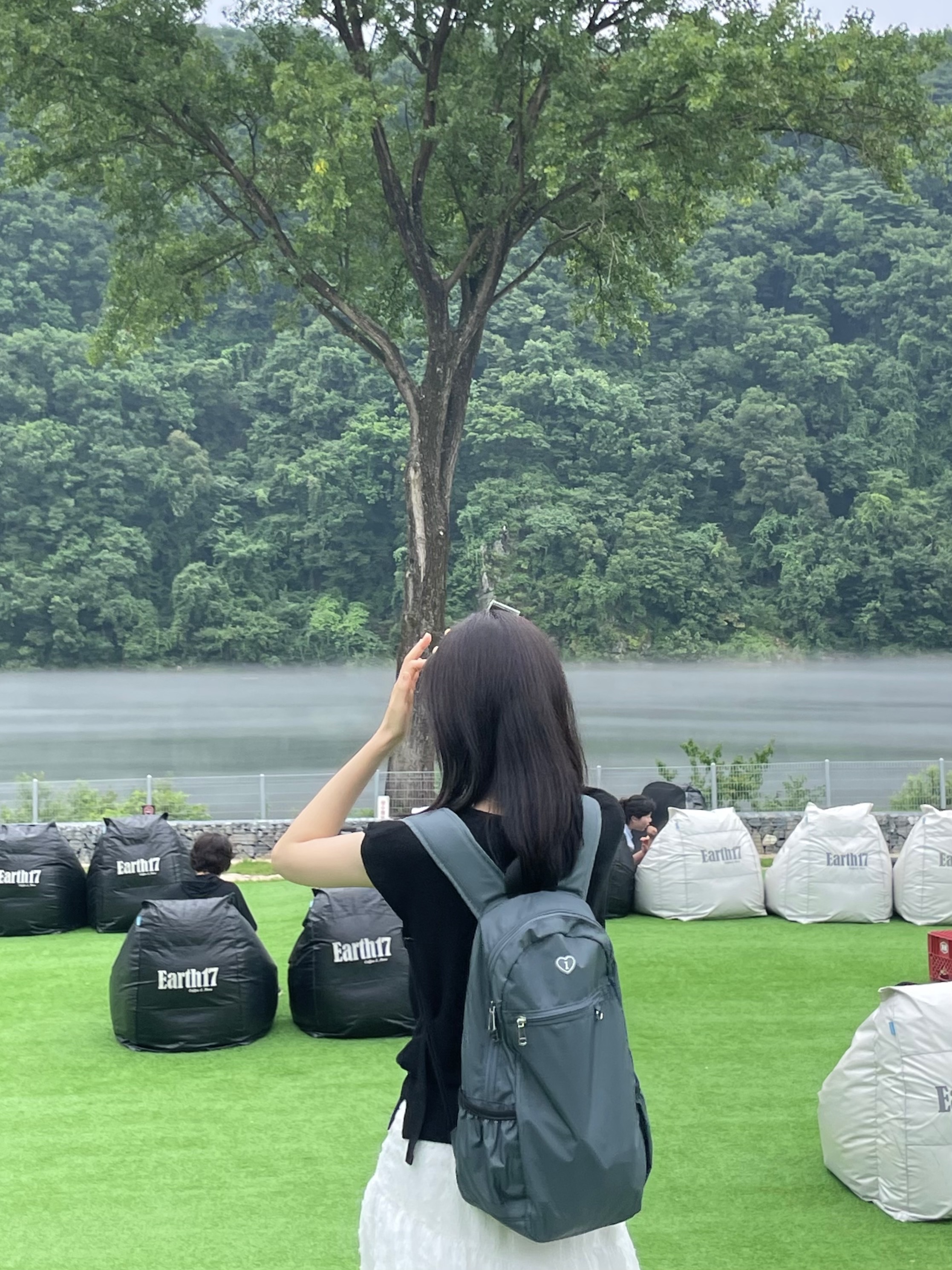 Isummerly Love Walk Backpack Charcoal 착용 스타일 - 1