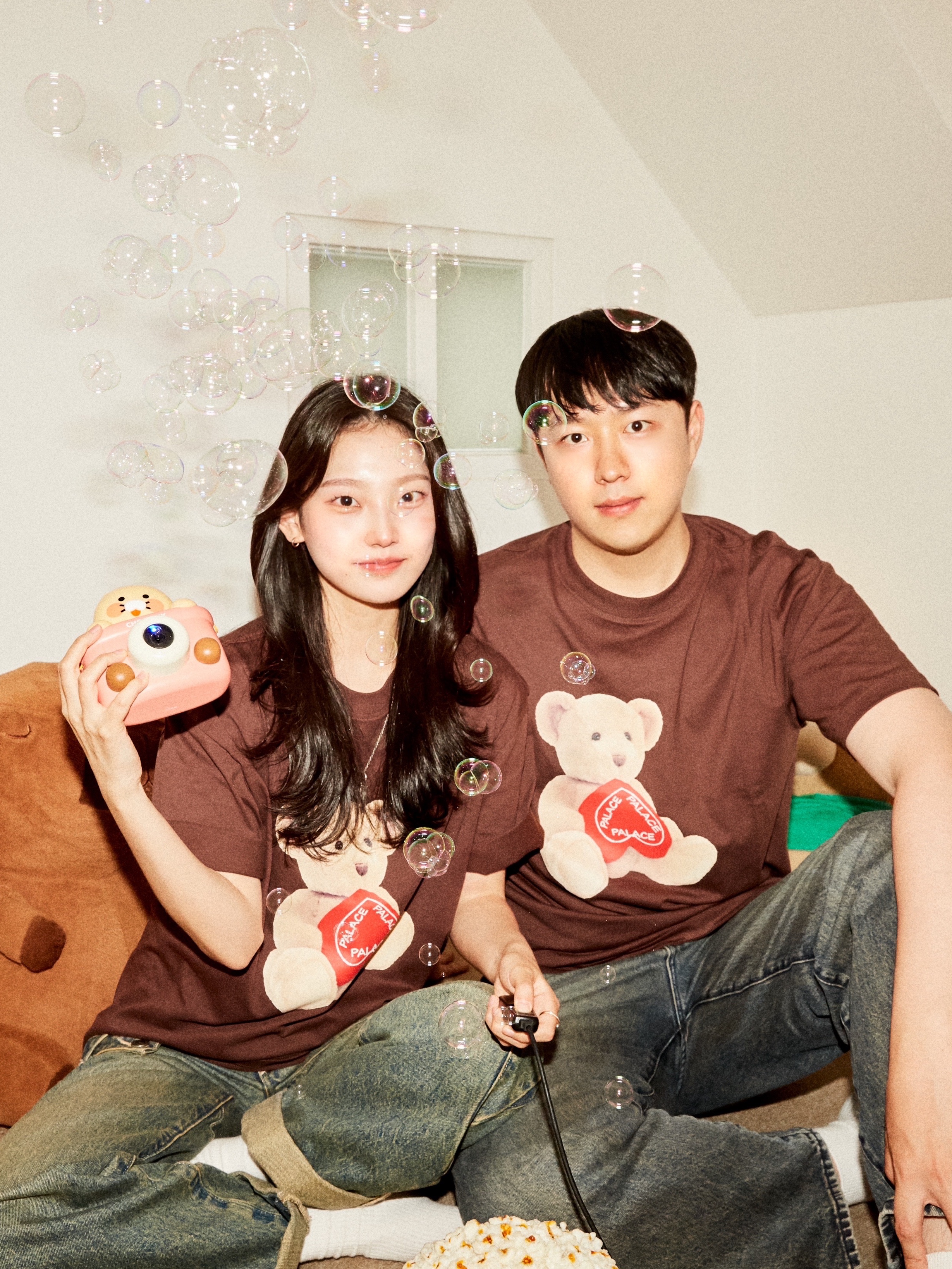 Palace Teddy T-Shirt Nice Brown - 24SS, [KREAM 단독] ADSB Andersson Bell x Levi's Women Overlay Jean Tinted Indigo - 24FW 착용 스타일 - 1
