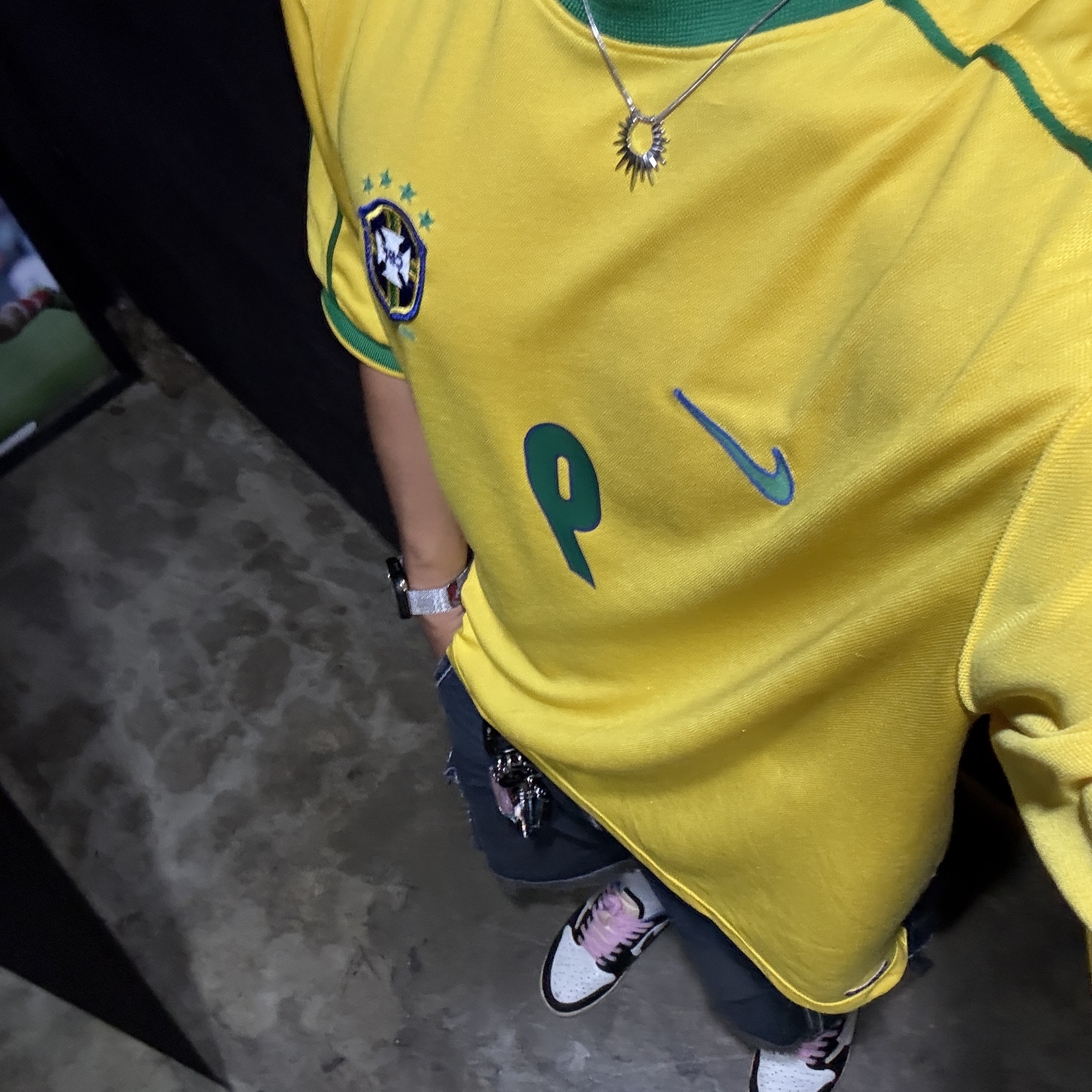 Nike Brazil 1998 Reissue Soccer Replica Jersey Varsity Maize Ronaldo (Marking Ver.), Jordan 1 x Travis Scott x Fragment Retro Low OG SP Military Blue 착용 스타일 - 2