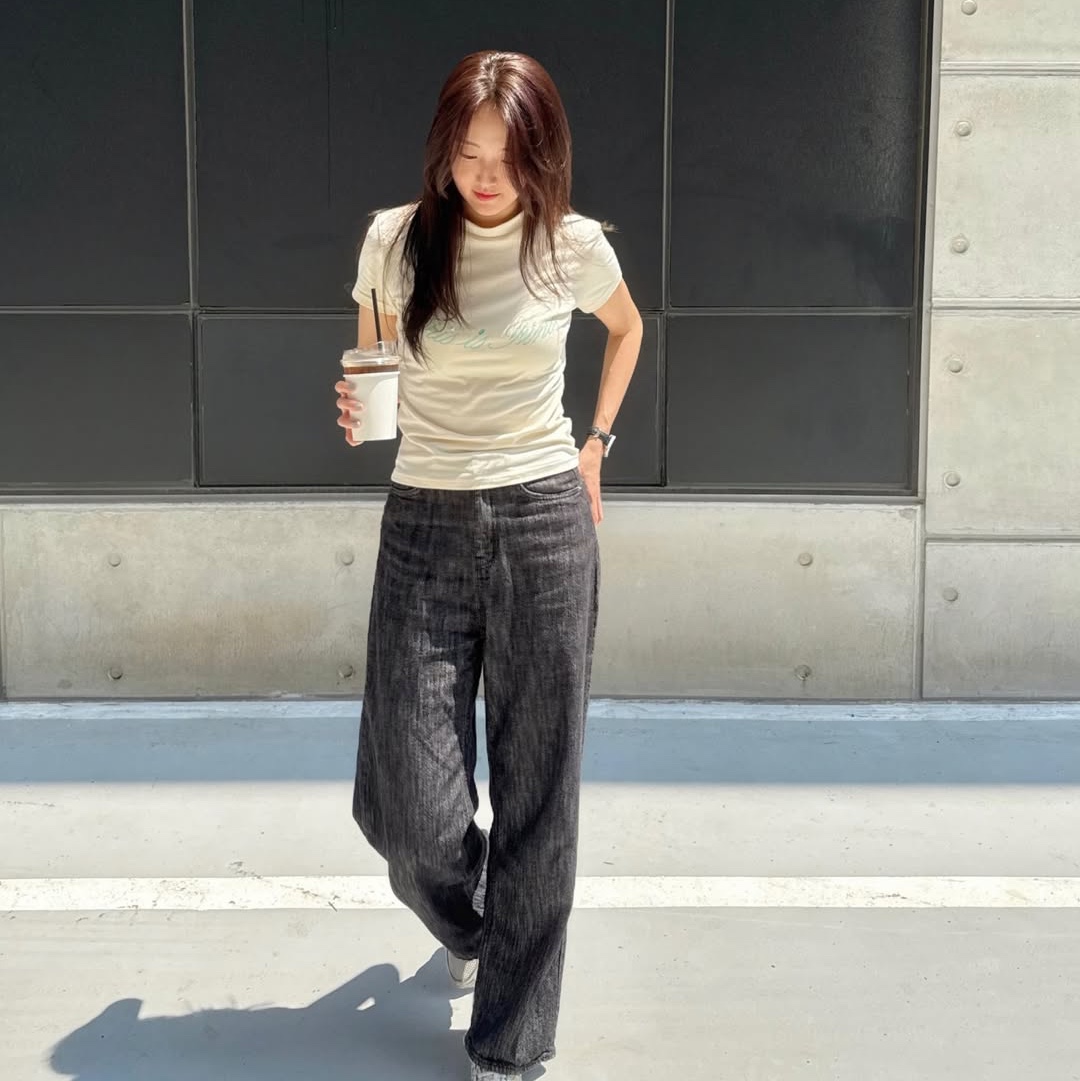 THIS IS FINE Cropped Signature Tee Cream, THIS IS FINE Signature Ball Cap Black 착용 스타일 - 5