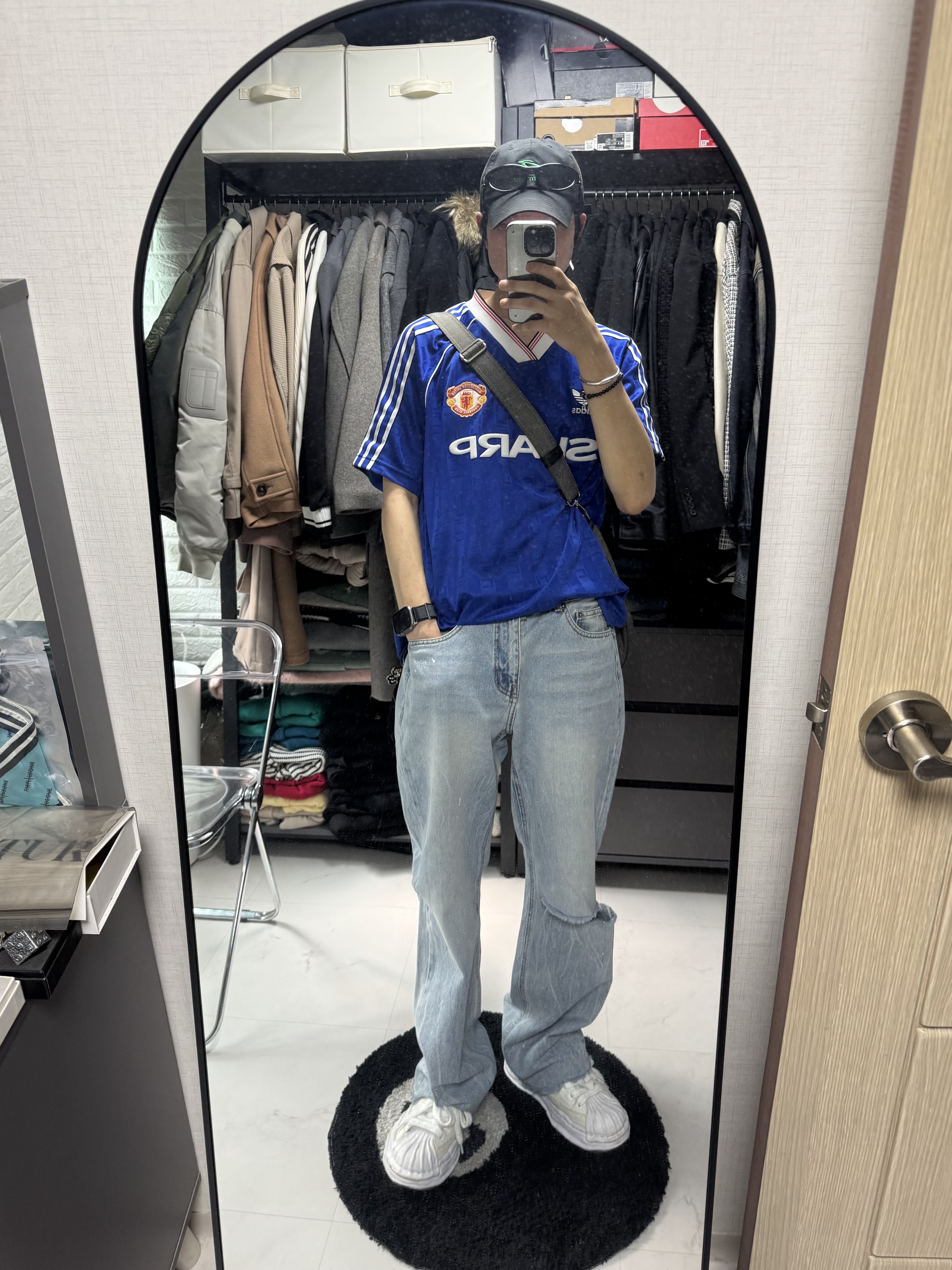 Human Made Animal Keychain #2 Silver, Adidas Manchester United 1988/90 Jersey Collegiate Royal - US Sizing 착용 스타일 - 2
