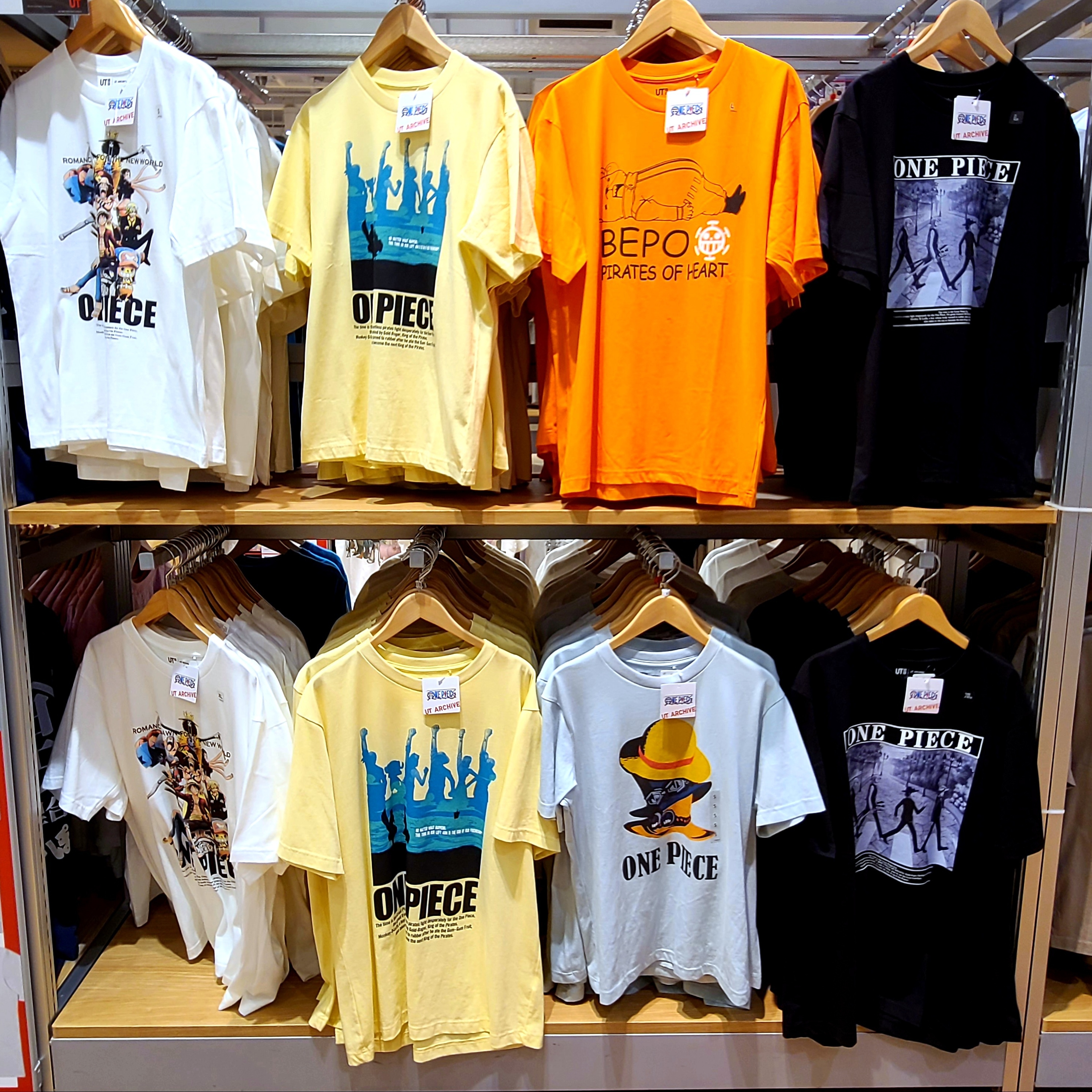 Uniqlo UT One Piece Graphic T-Shirt Black, Uniqlo UT One Piece Graphic T-Shirt White - KR 착용 스타일 - 5