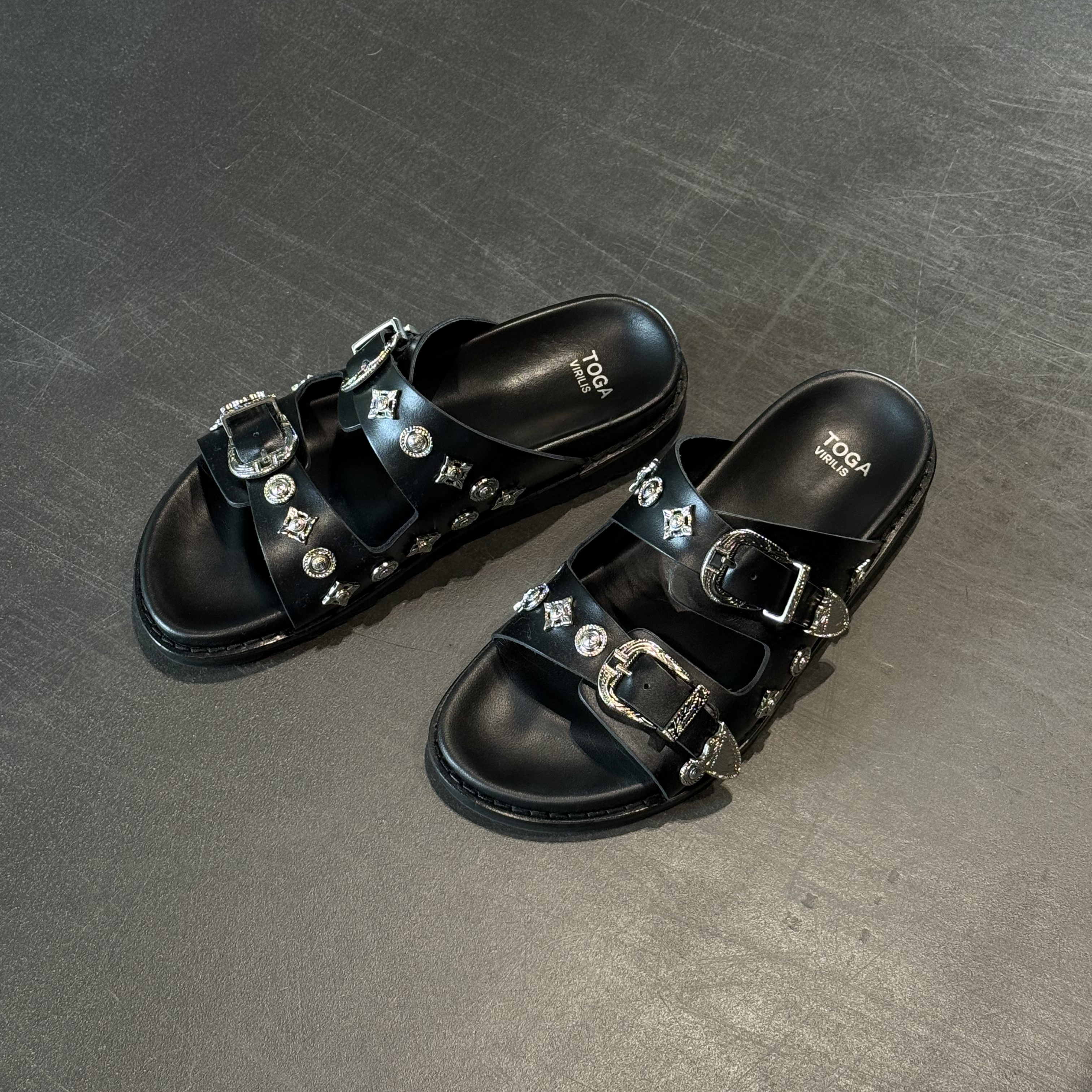 Toga Virilis AJ830 Leather Black - 25SS 착용 스타일 - 2
