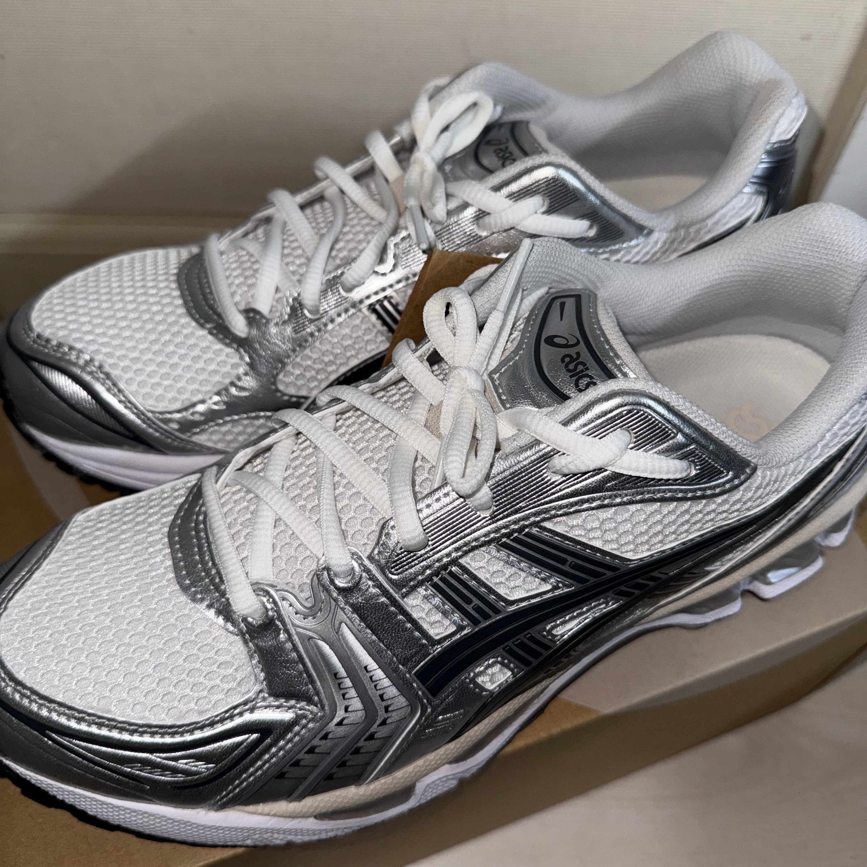 Asics Gel-Kayano 14 White Graphite Grey 착용 스타일 - 1