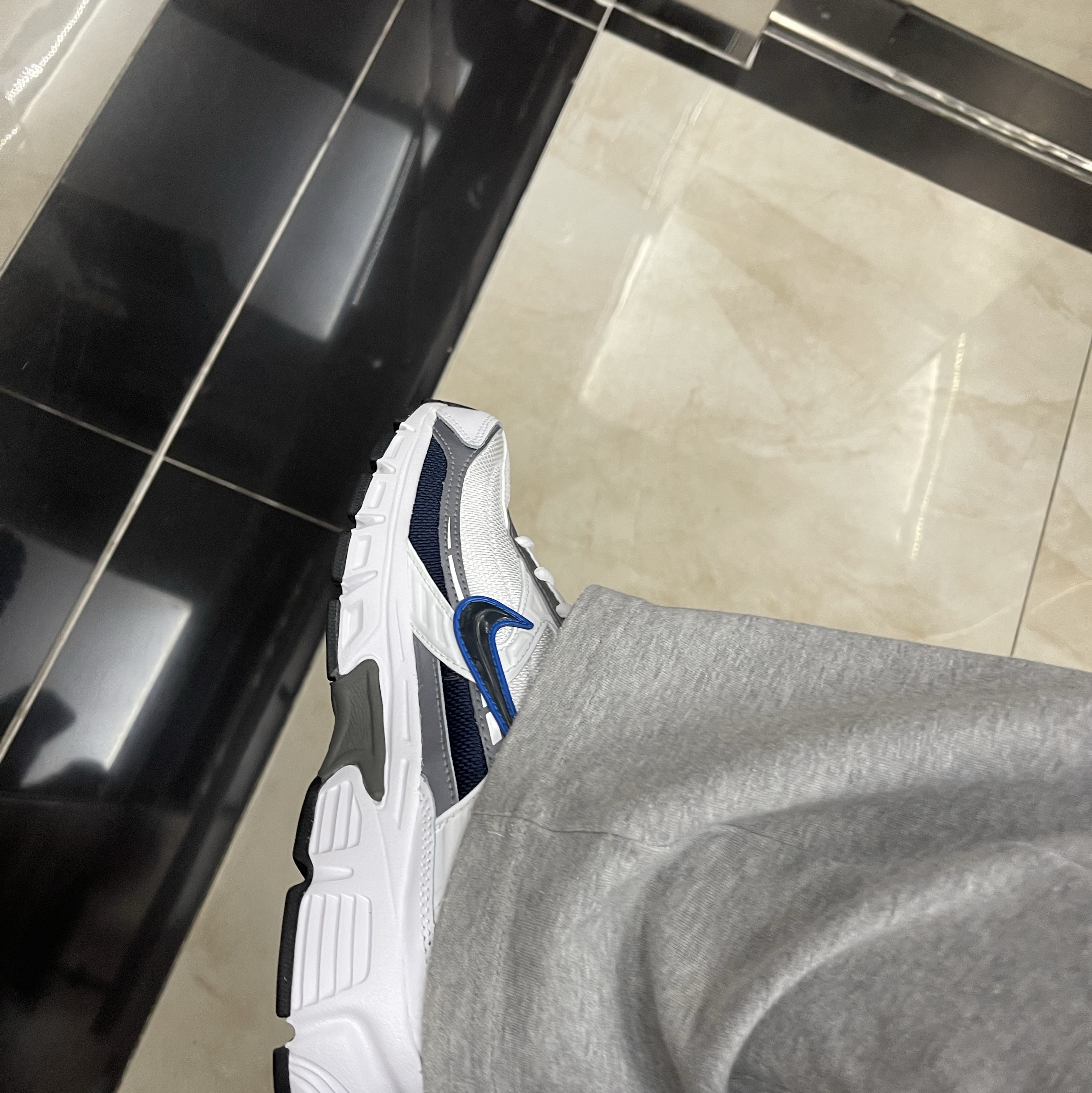 Nike Initiator White Obsidian Metallic Cool Grey 착용 스타일 - 1
