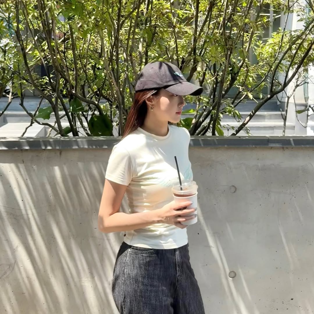 THIS IS FINE Cropped Signature Tee Cream, THIS IS FINE Signature Ball Cap Black 착용 스타일 - 4