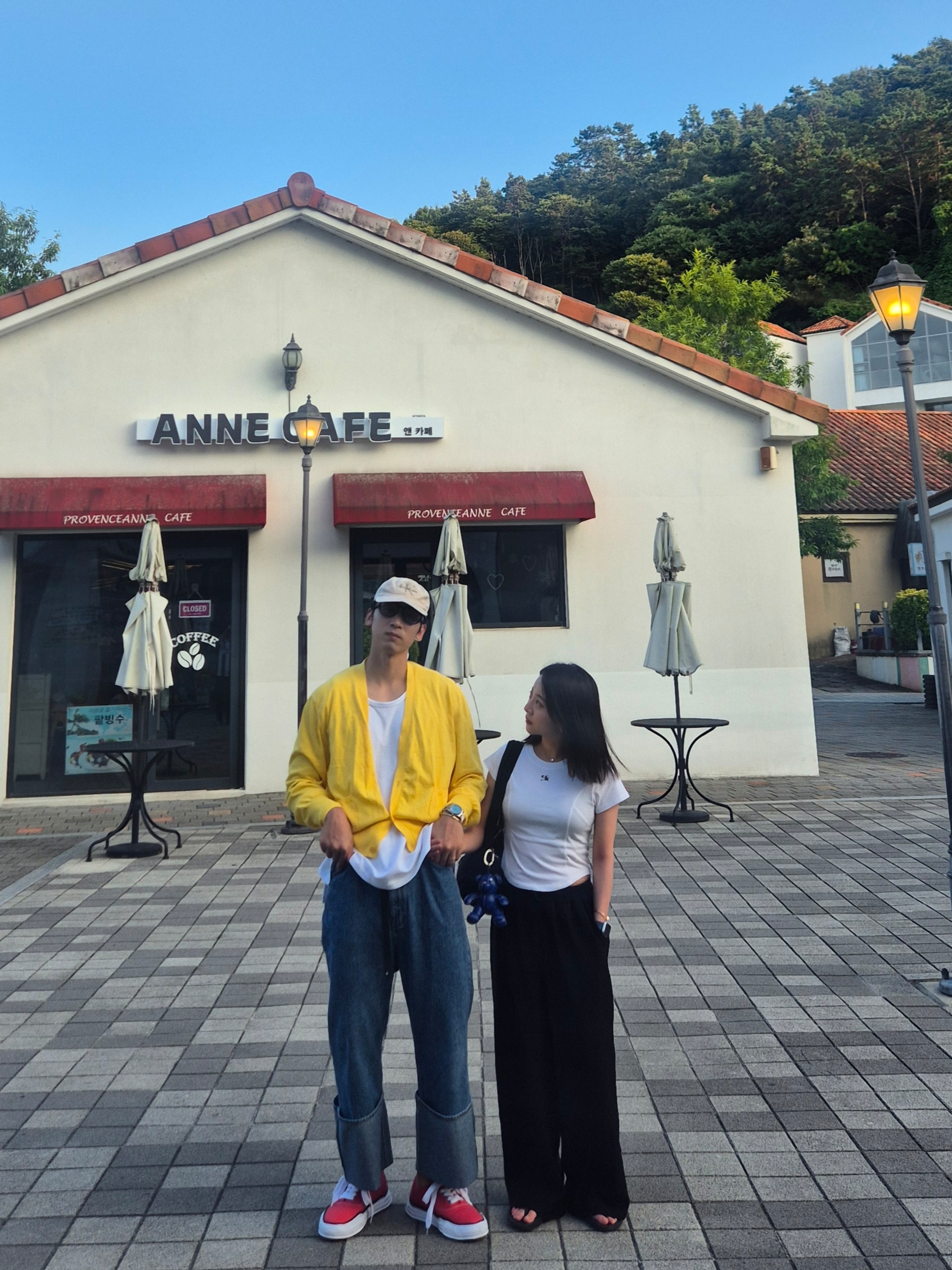 STU Stripe Denim Pants Mid Blue, Maison Mihara Yasuhiro Baker OG Sole Canvas Low Cut Sneakers Red 착용 스타일