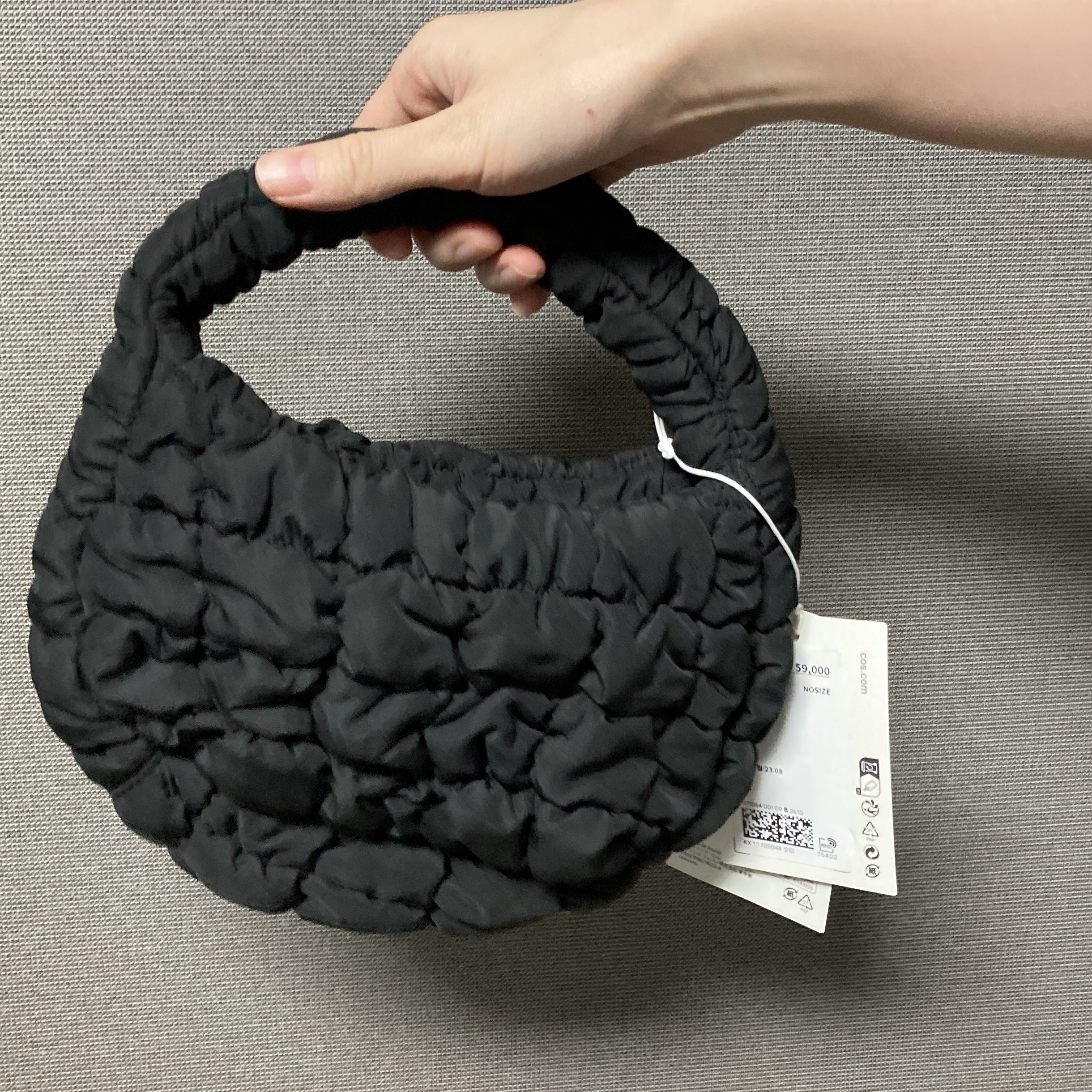 COS Quilted Micro Bag Black 착용 스타일