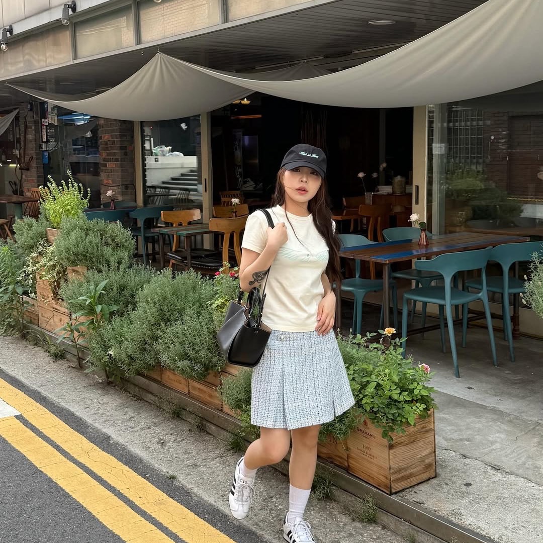 THIS IS FINE Cropped Signature Tee Cream, THIS IS FINE Signature Ball Cap Black 착용 스타일 - 2