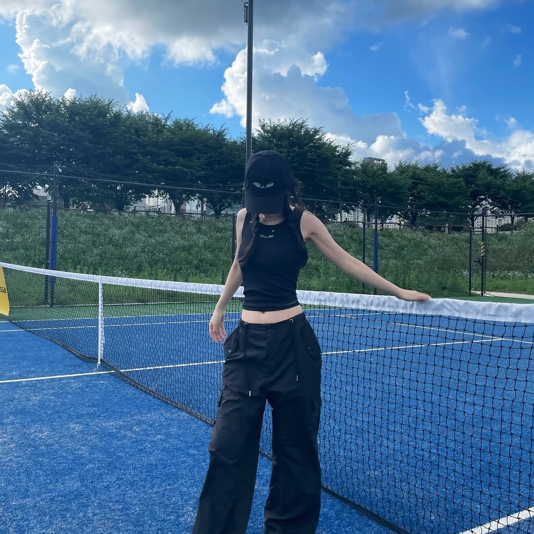 THIS IS FINE Ribbed Sleeveless Top Black, THIS IS FINE Signature Ball Cap Black 착용 스타일 - 2