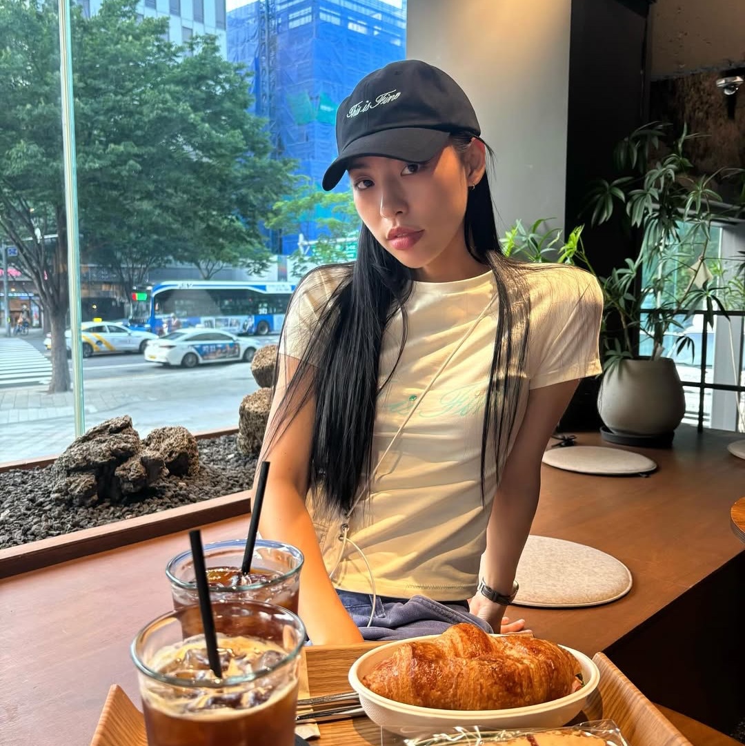 THIS IS FINE Cropped Signature Tee Cream, THIS IS FINE Signature Ball Cap Black 착용 스타일 - 4