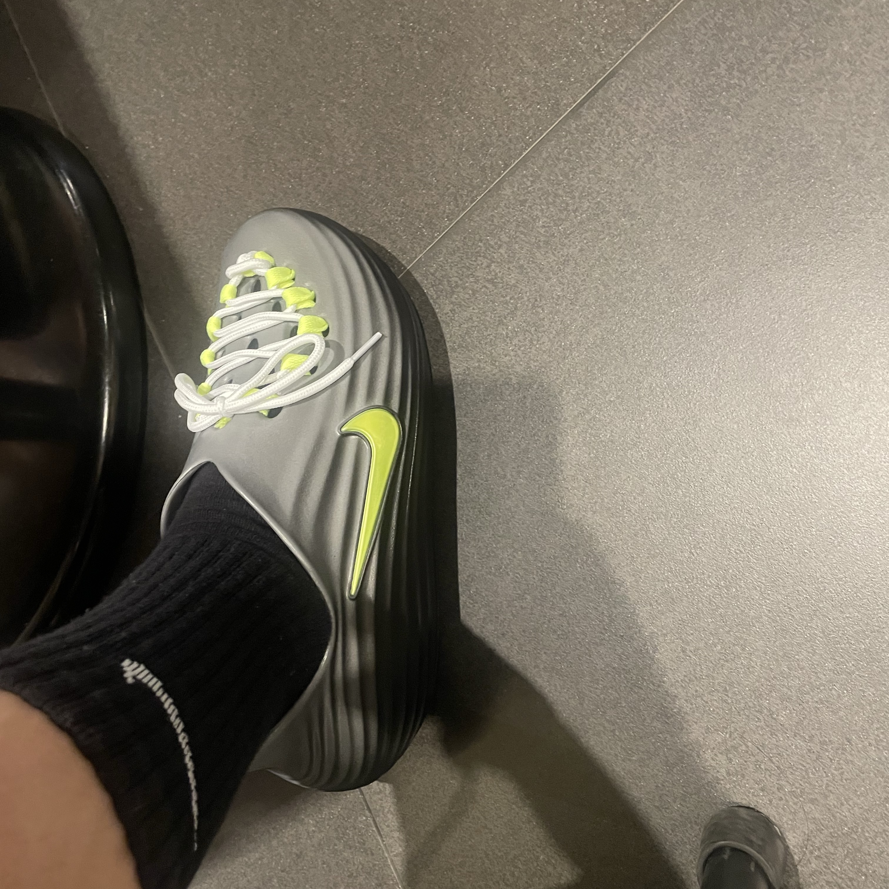 Nike ReactX Rejuven8 Black Cool Grey 착용 스타일