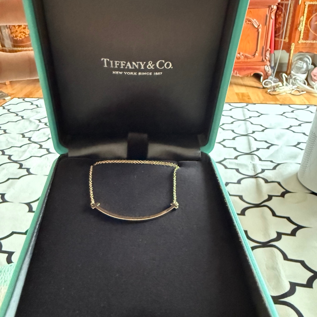Tiffany & Co. Tiffany T Smile Pendant Small Rose Gold 착용 스타일