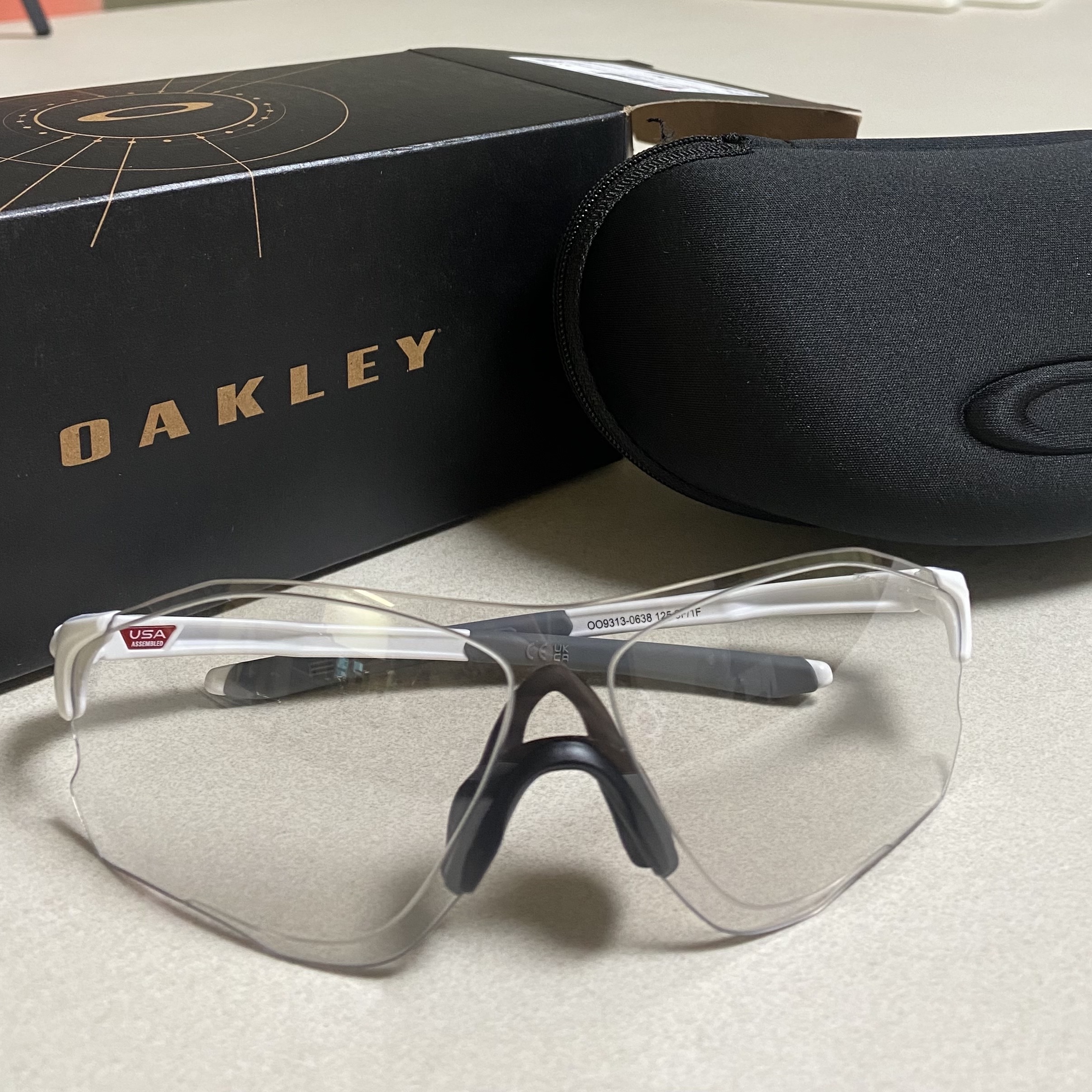 Oakley EVZero Path Matte White Frame Clear To Black Iridium Photochromic Lenses Low Bridge Fit 착용 스타일