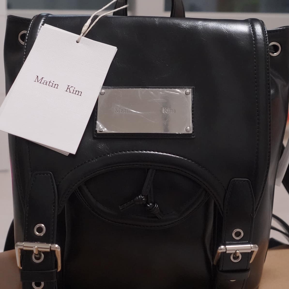 Matin Kim Buckle Detail Backpack Black 착용 스타일