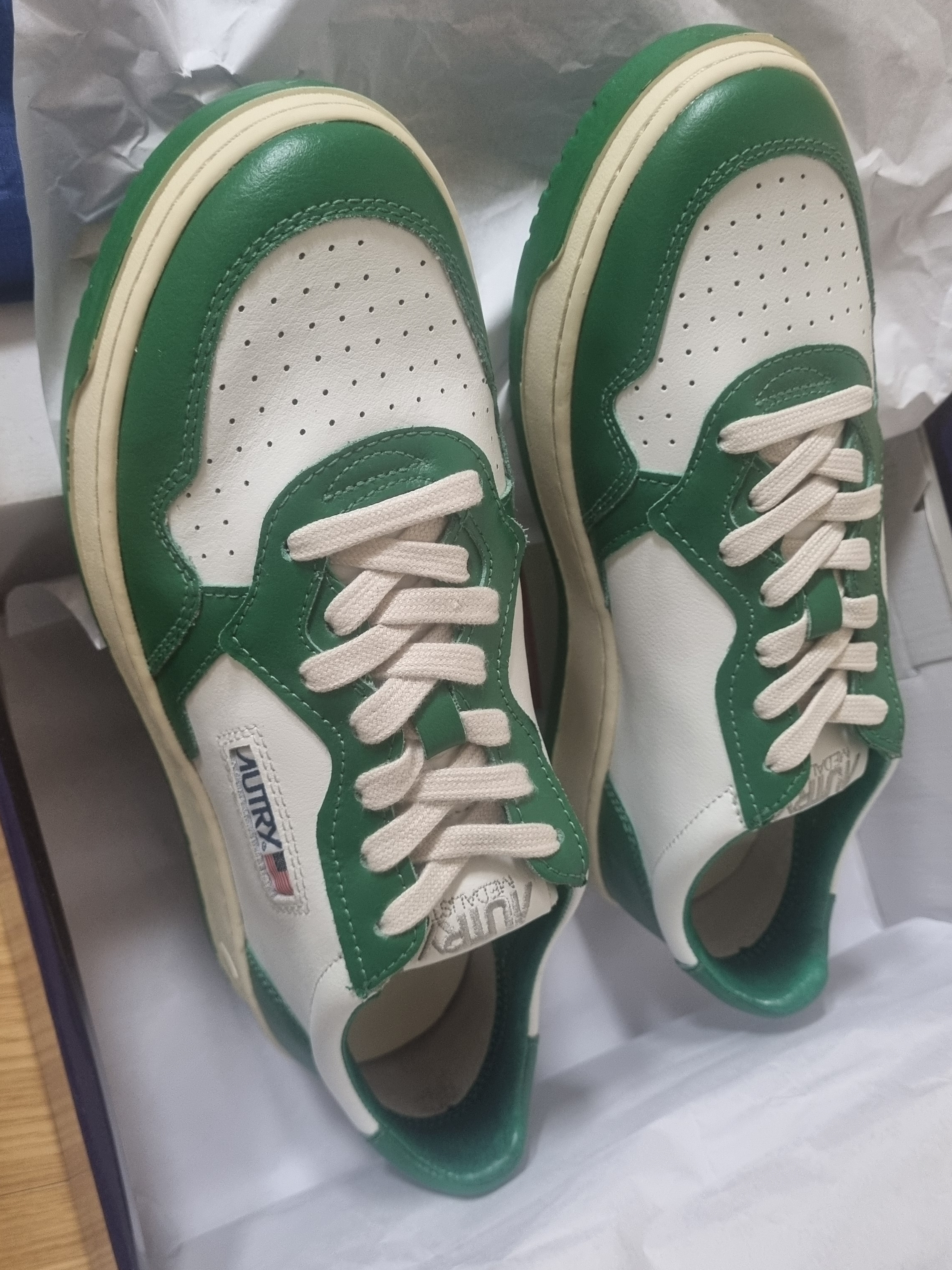 (W) Autry Medalist Low Leather Sneakers Green White 착용 스타일