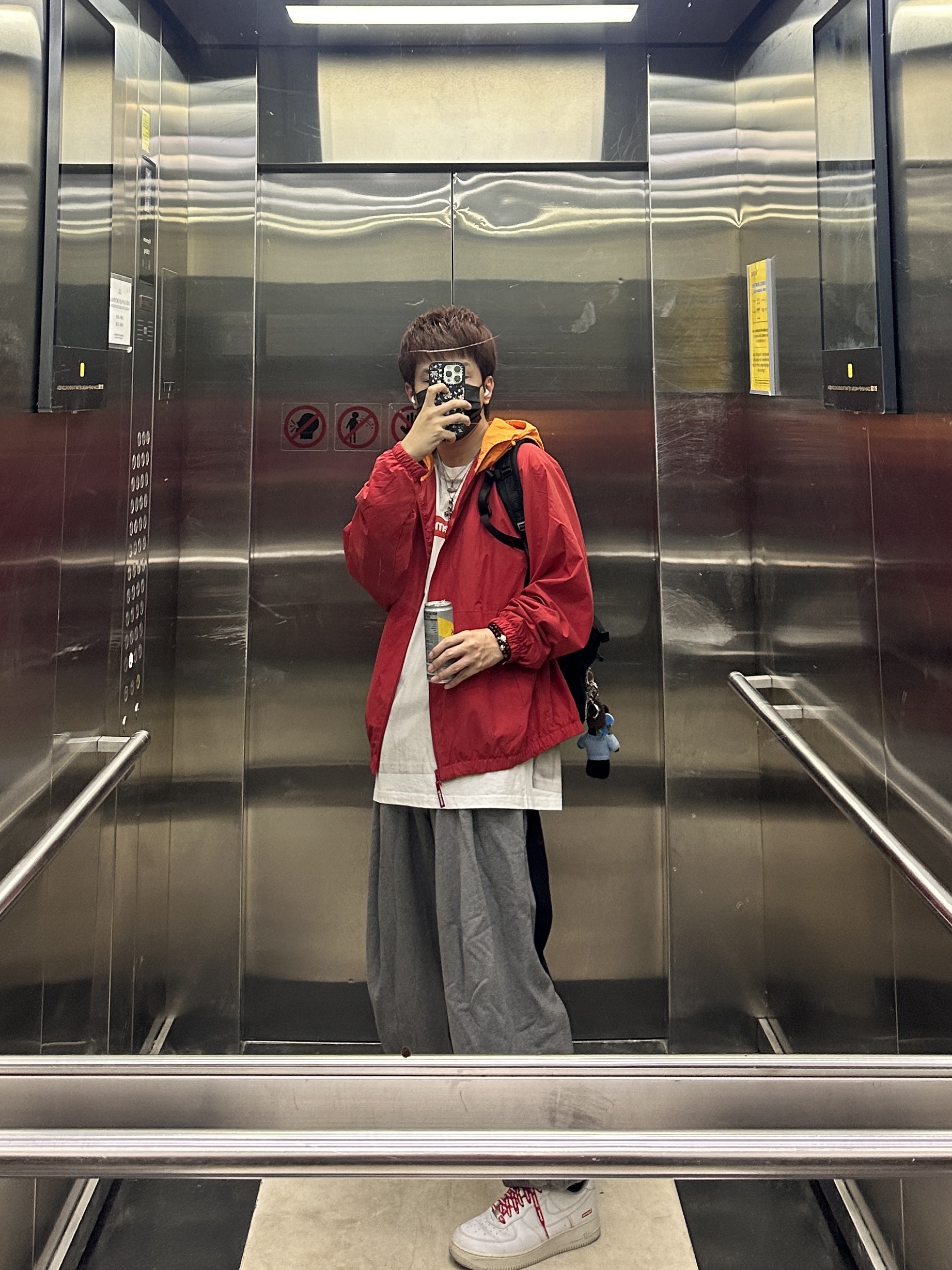 Supreme Lightweight Nylon Hooded Jacket Red - 23SS, Supreme x MM6 Maison Margiela Box Logo T-Shirt White - 24SS 착용 스타일