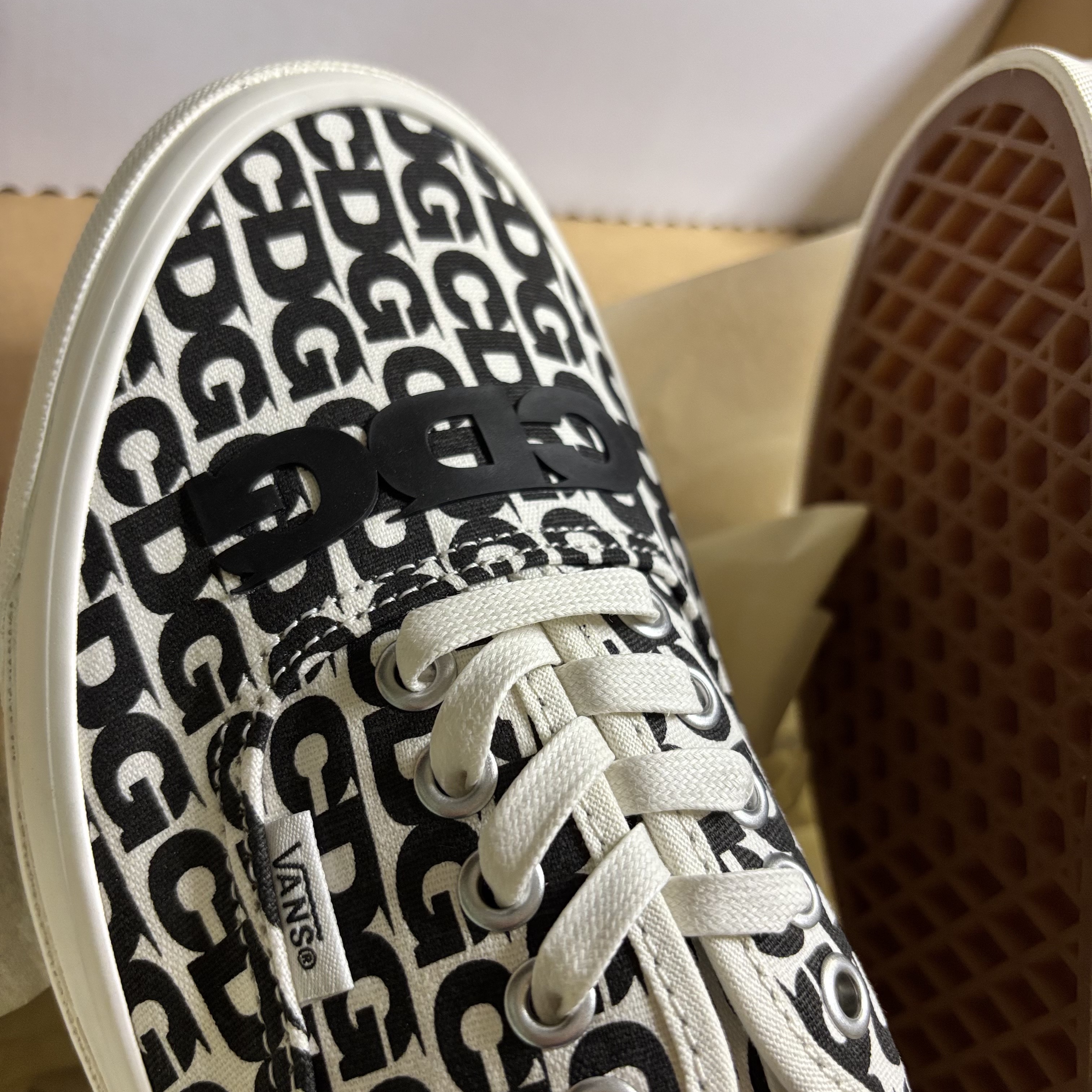 Vans Vault x CDG OG Authentic LX White Black 착용 스타일 - 5
