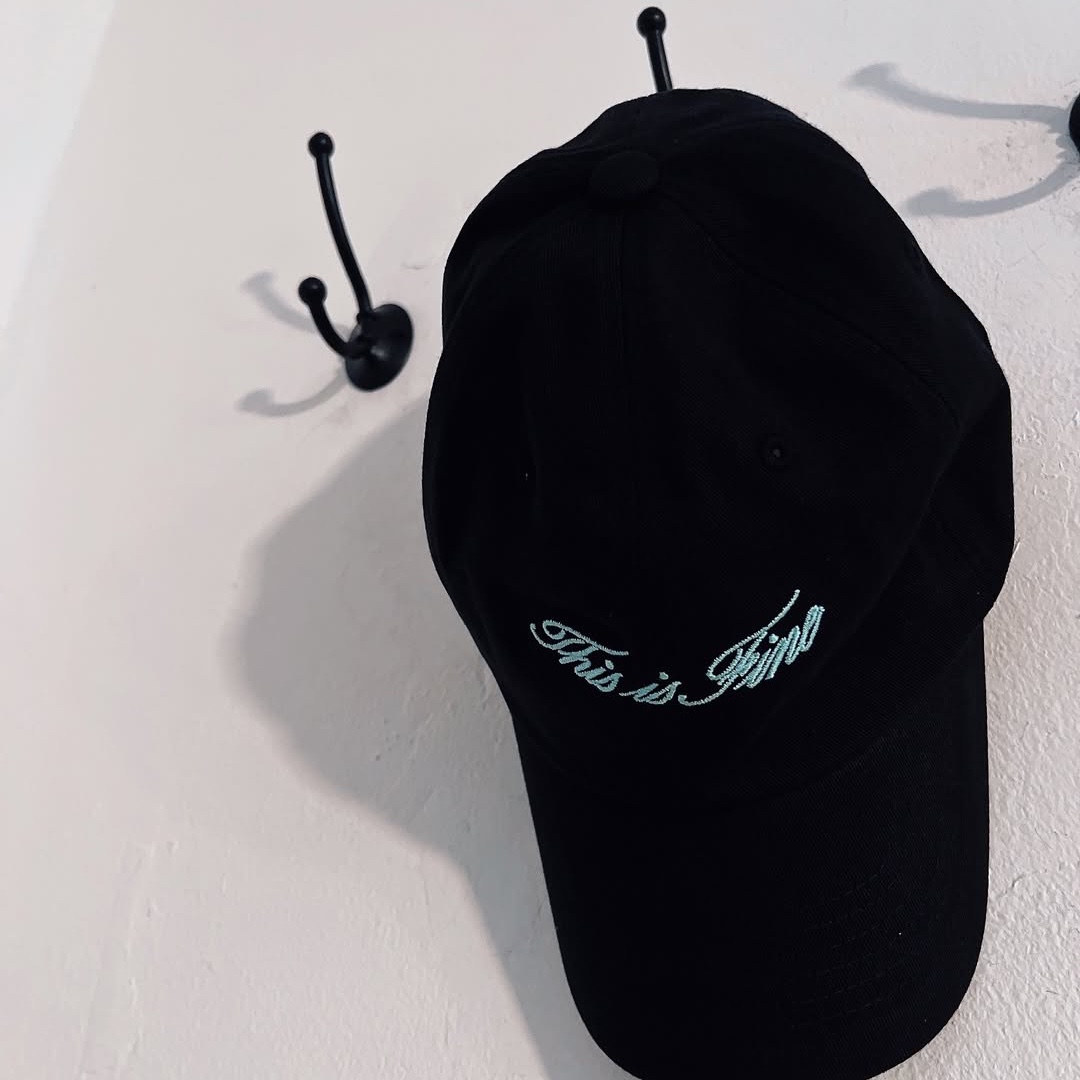 THIS IS FINE Ribbed Sleeveless Top Black, THIS IS FINE Signature Ball Cap Black 착용 스타일 - 4