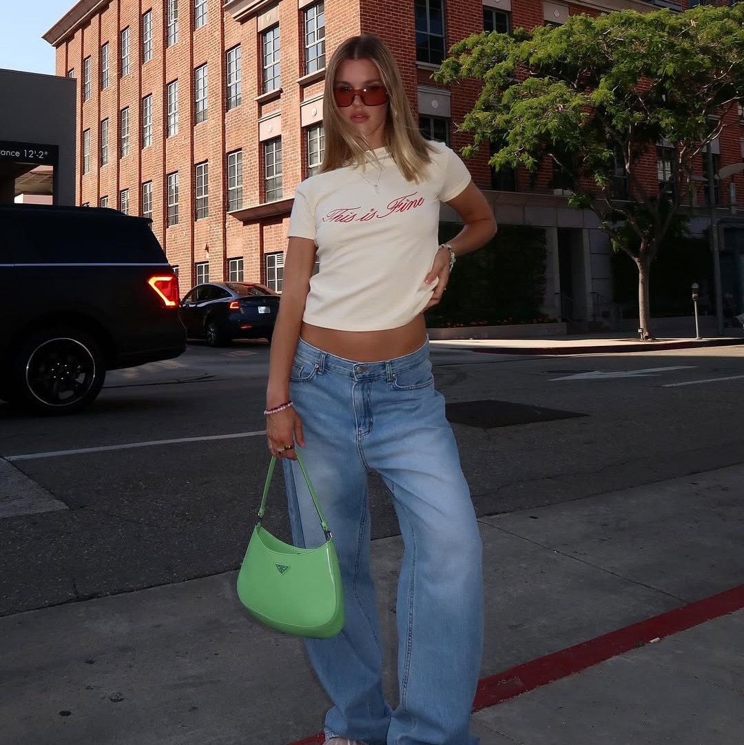 THIS IS FINE x FUNFLEX Relaxed Signature Jean Light Blue, THIS IS FINE Cropped Signature Tee Yellow 착용 스타일 - 2