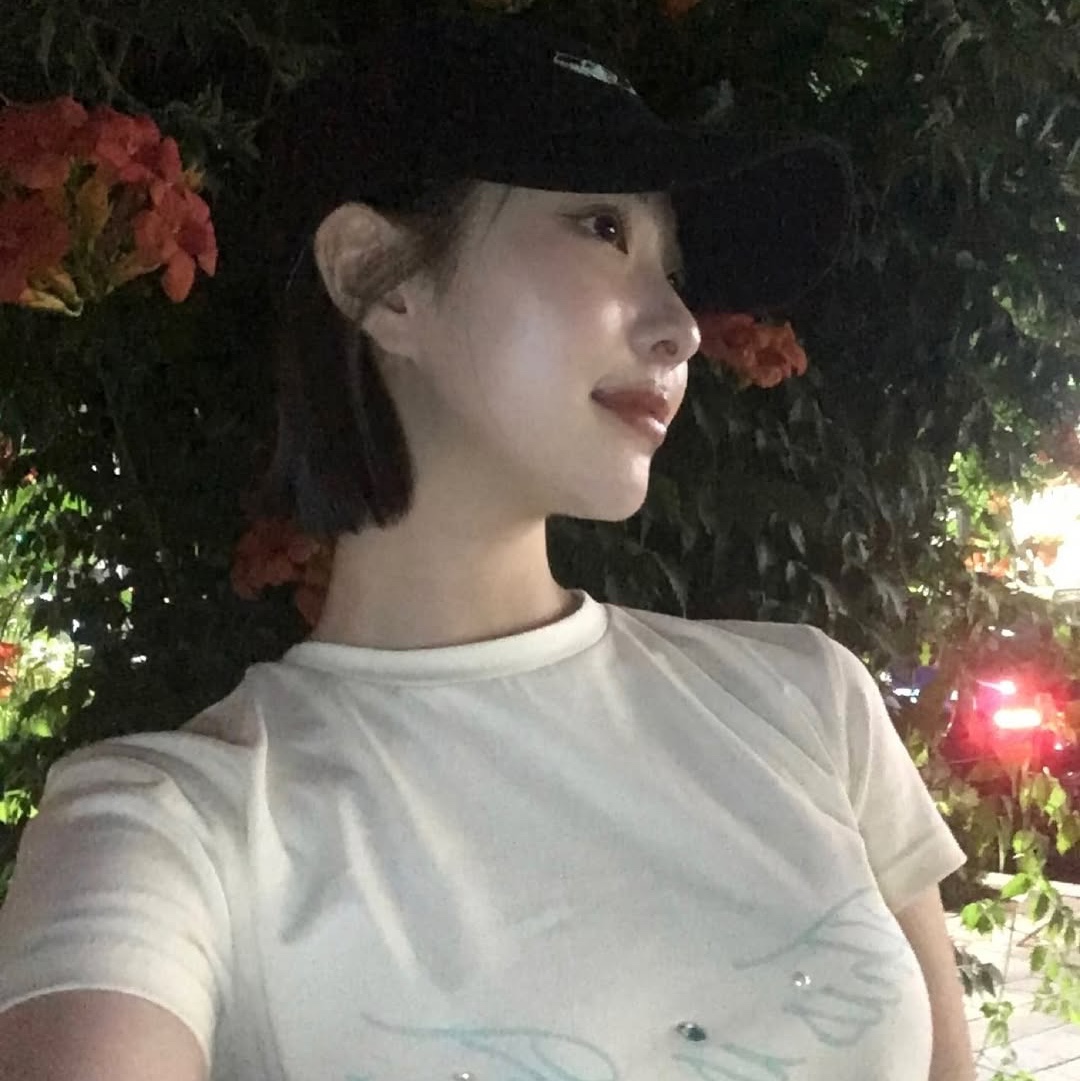 THIS IS FINE Cropped Signature Tee Cream, THIS IS FINE Signature Ball Cap Black 착용 스타일 - 1