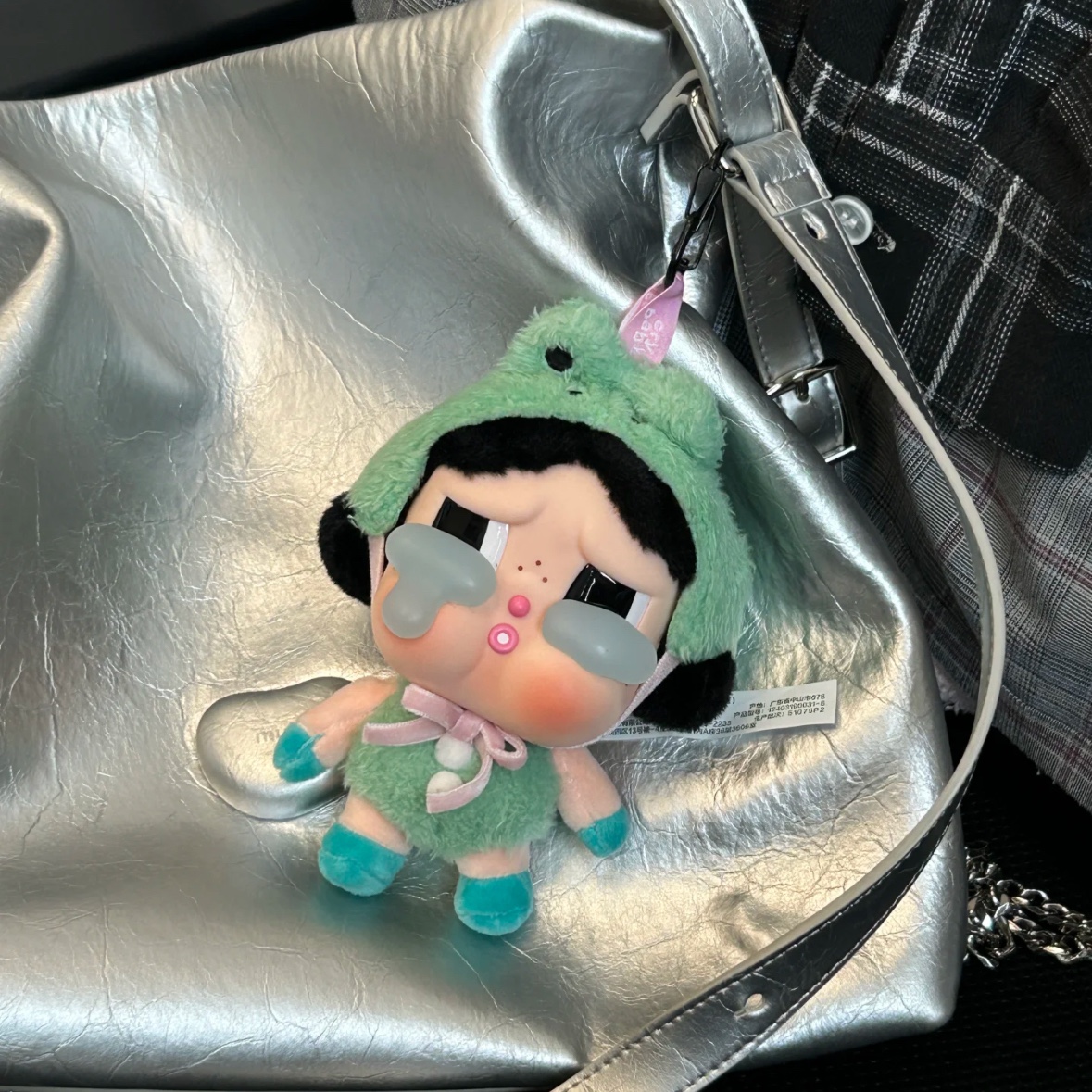 Pop Mart Crybaby Crying Again Series Plush Keyring What A Frog (Opened Case) 착용 스타일