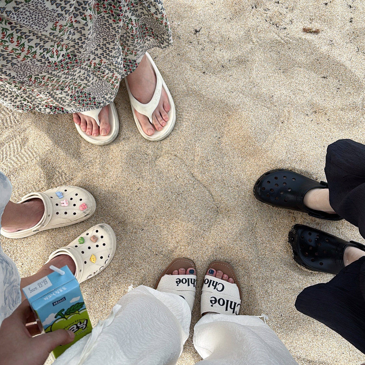 (W) Chloe Woody Flat Mule White 착용 스타일 - 3