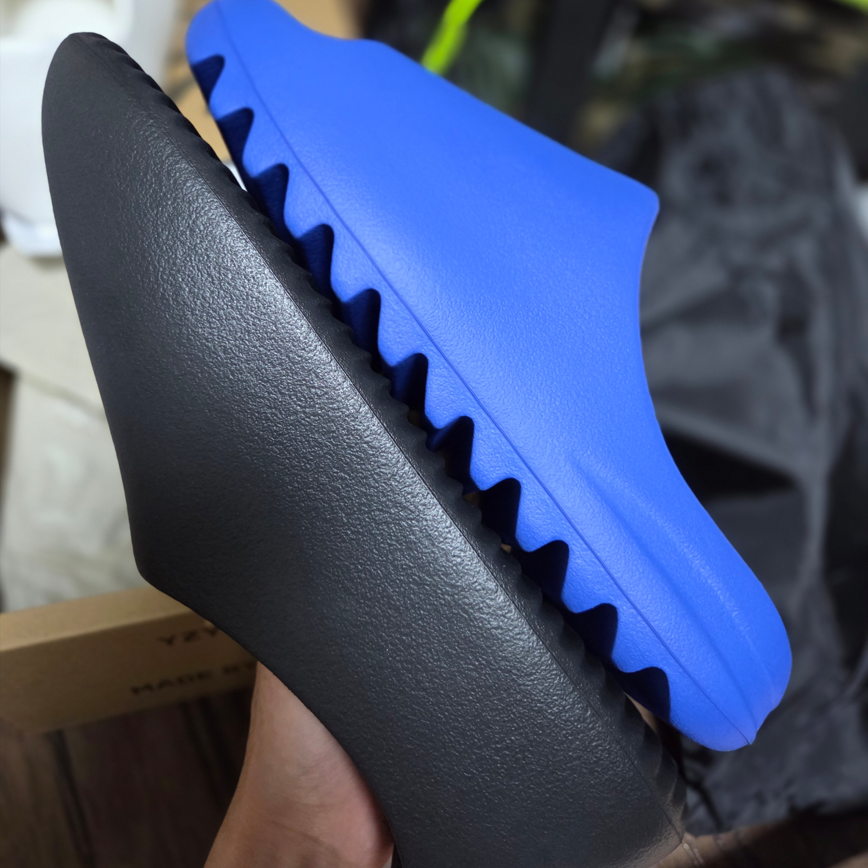 Yeezy SL-01 White, Adidas Yeezy Slide Azure 착용 스타일 - 2