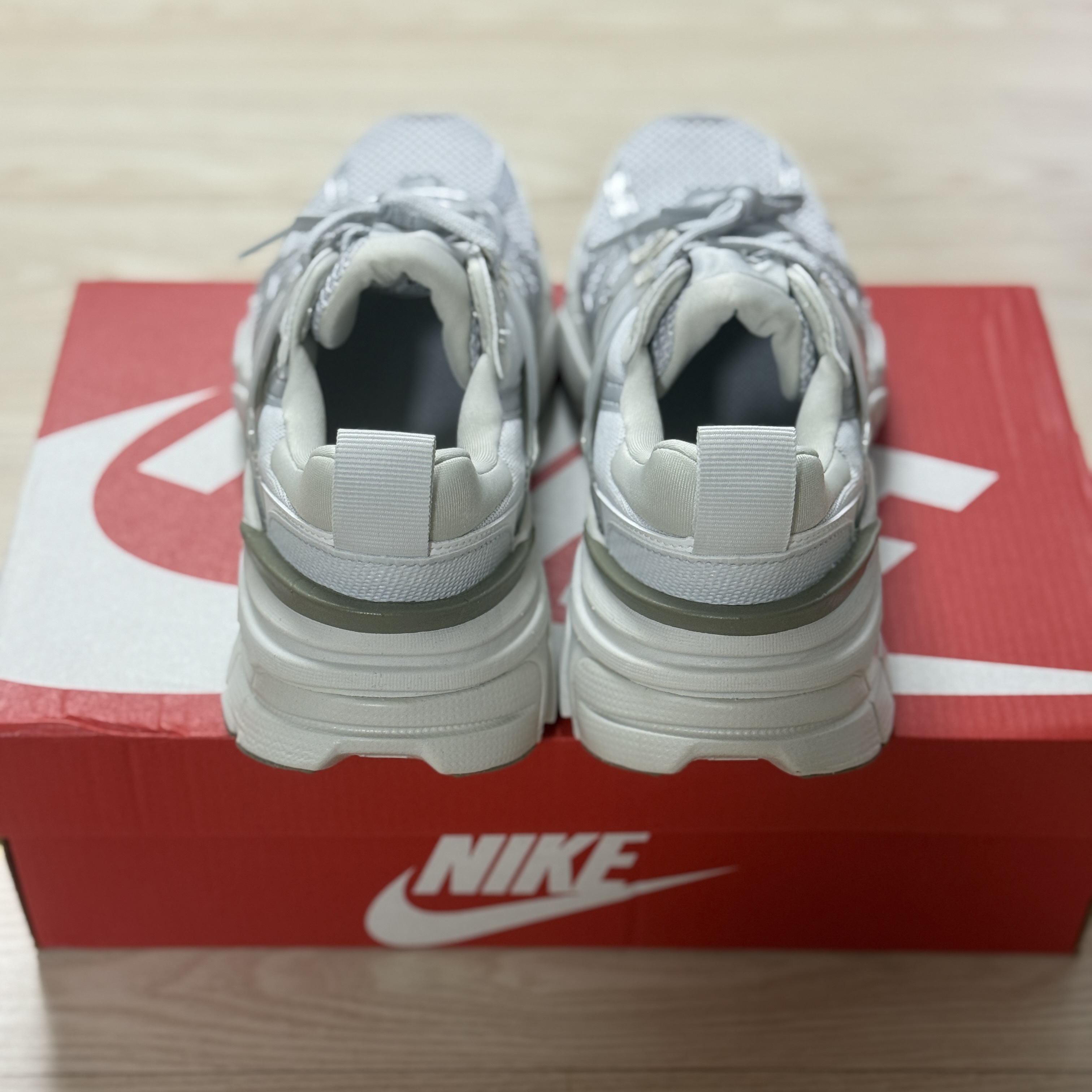 (W) Nike V2K Run Photon Dust Summit White 착용 스타일 - 6